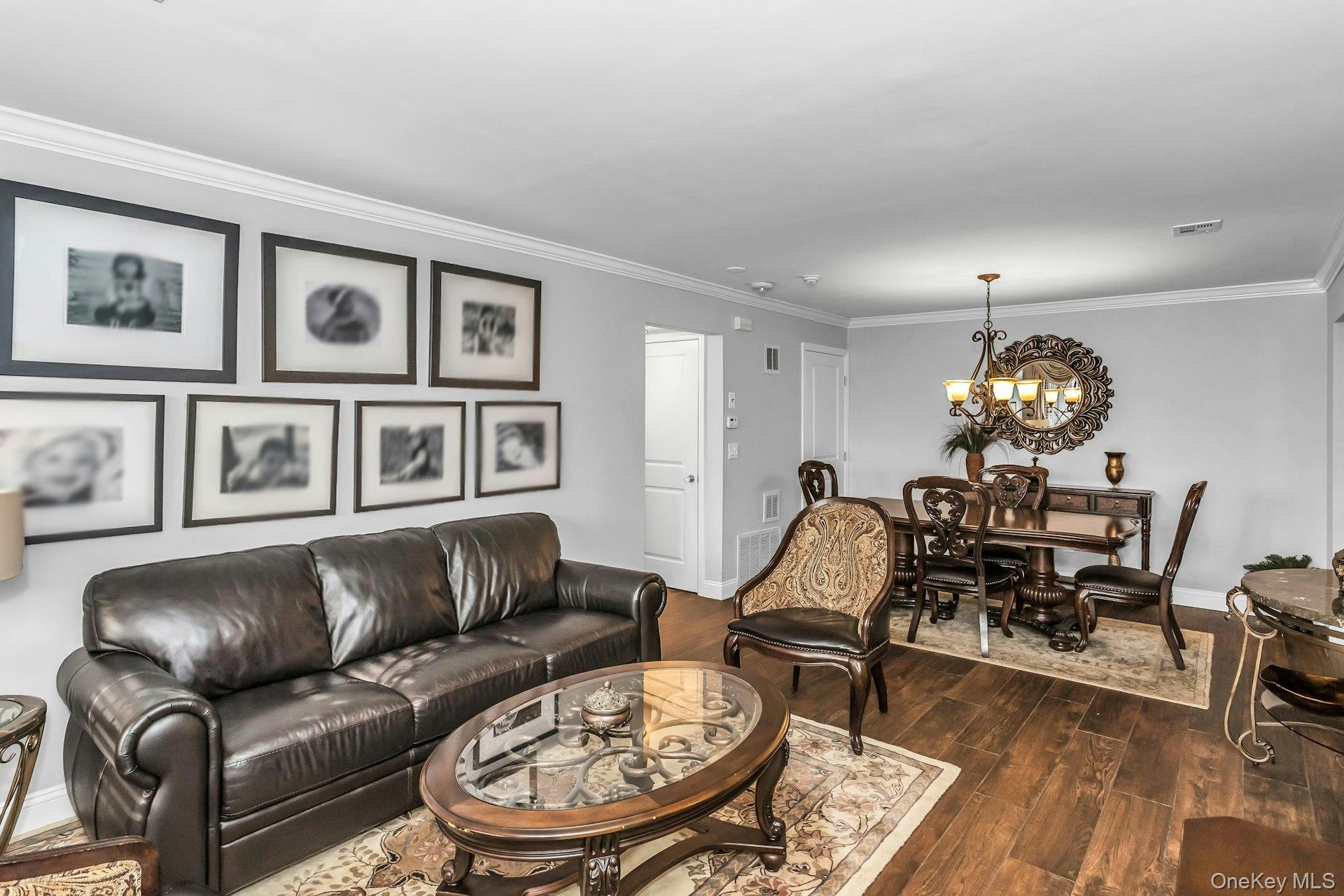 31 Cambridge Drive W, Copiague, NY 11726