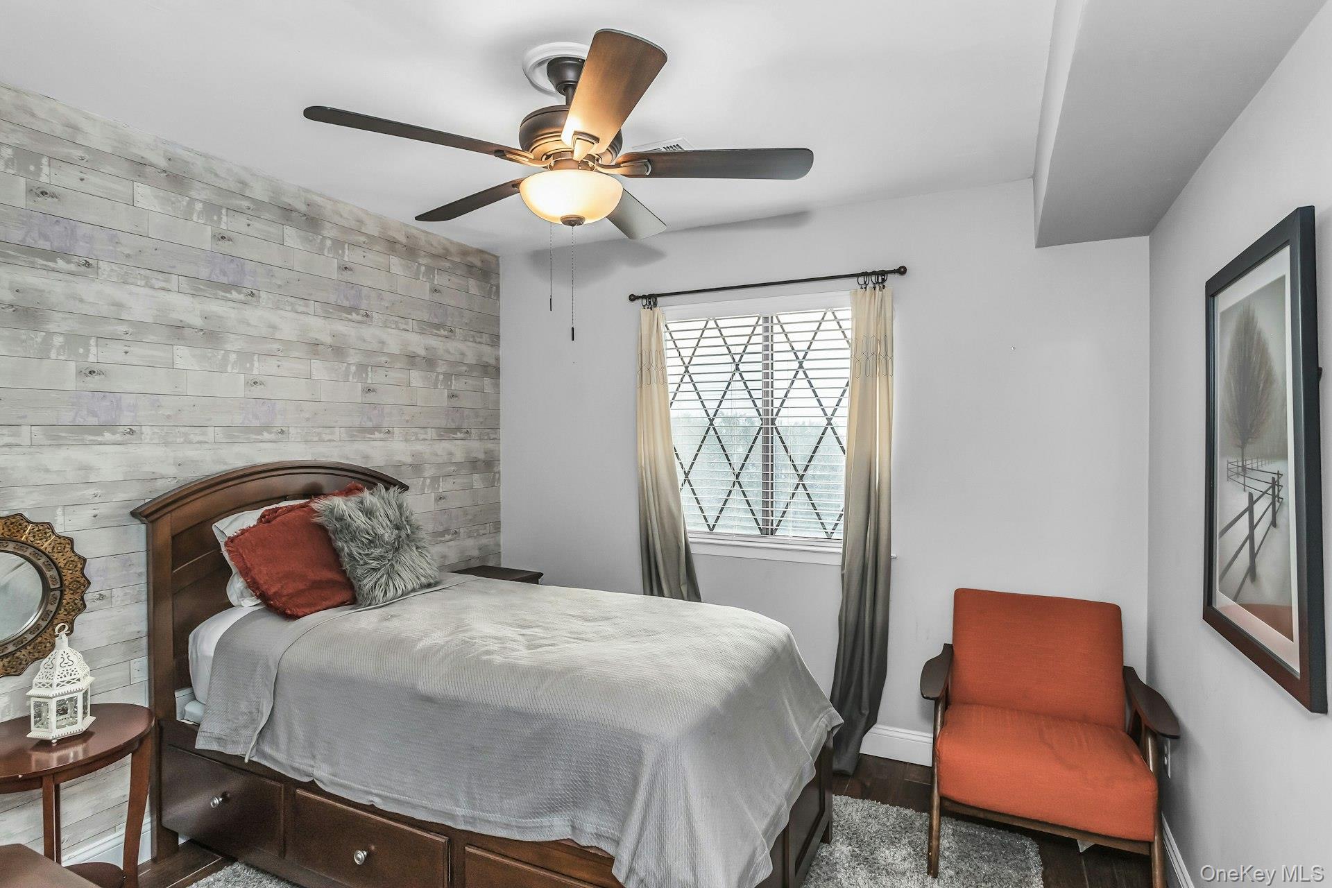 31 Cambridge Drive W, Copiague, NY 11726