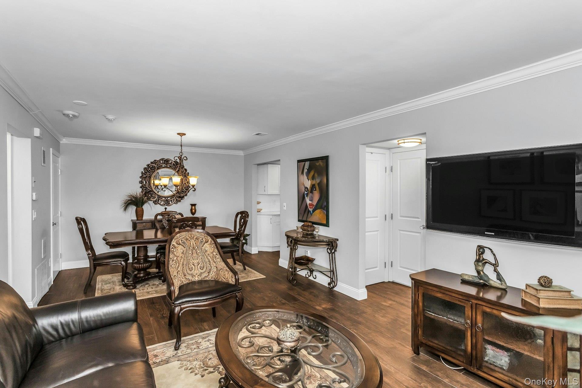 31 Cambridge Drive W, Copiague, NY 11726