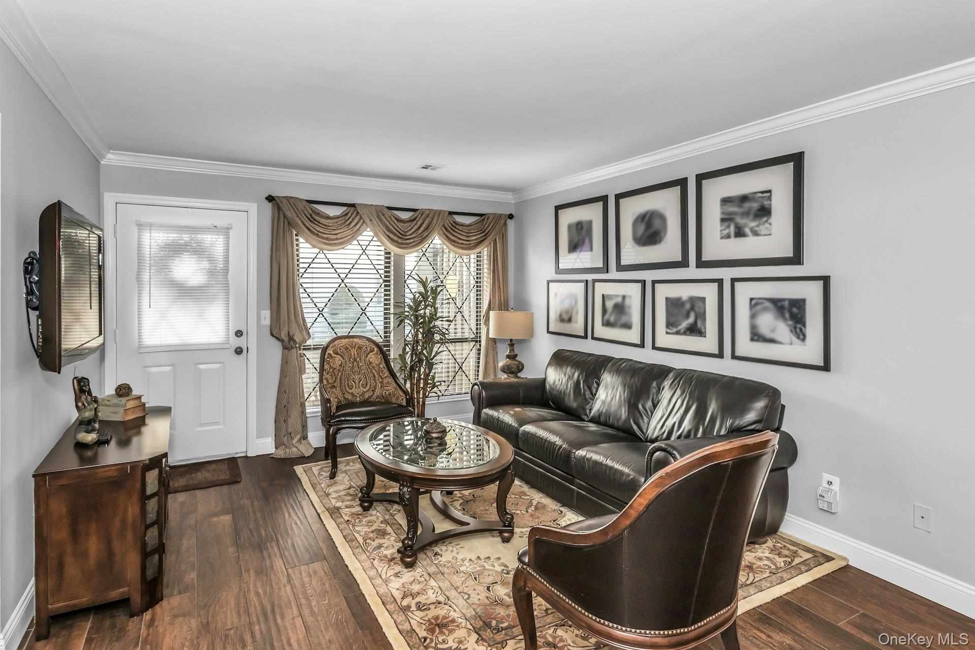 31 Cambridge Drive W, Copiague, NY 11726