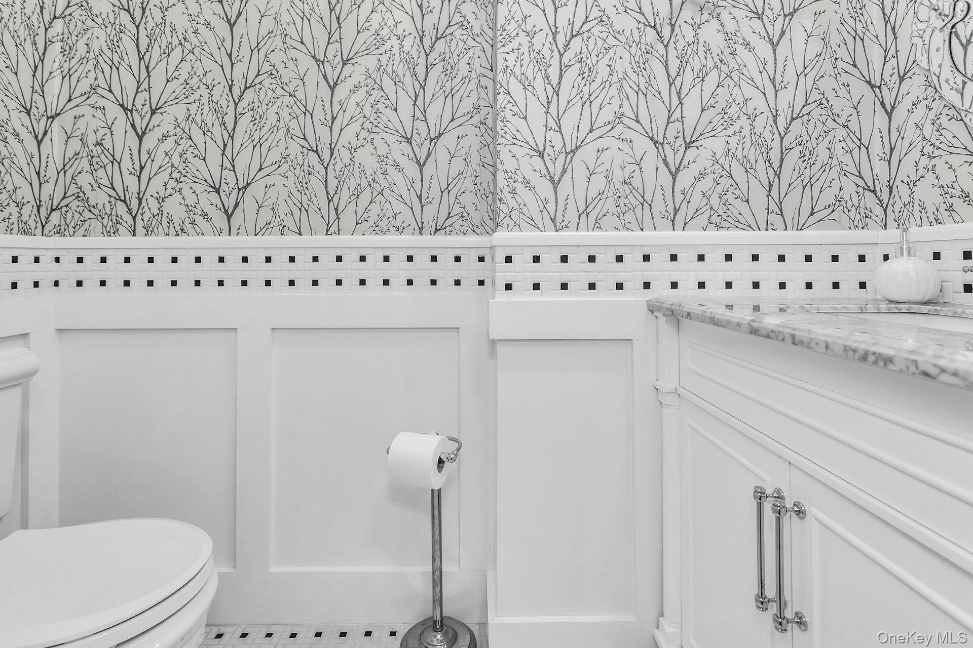 31 Cambridge Drive W, Copiague, NY 11726