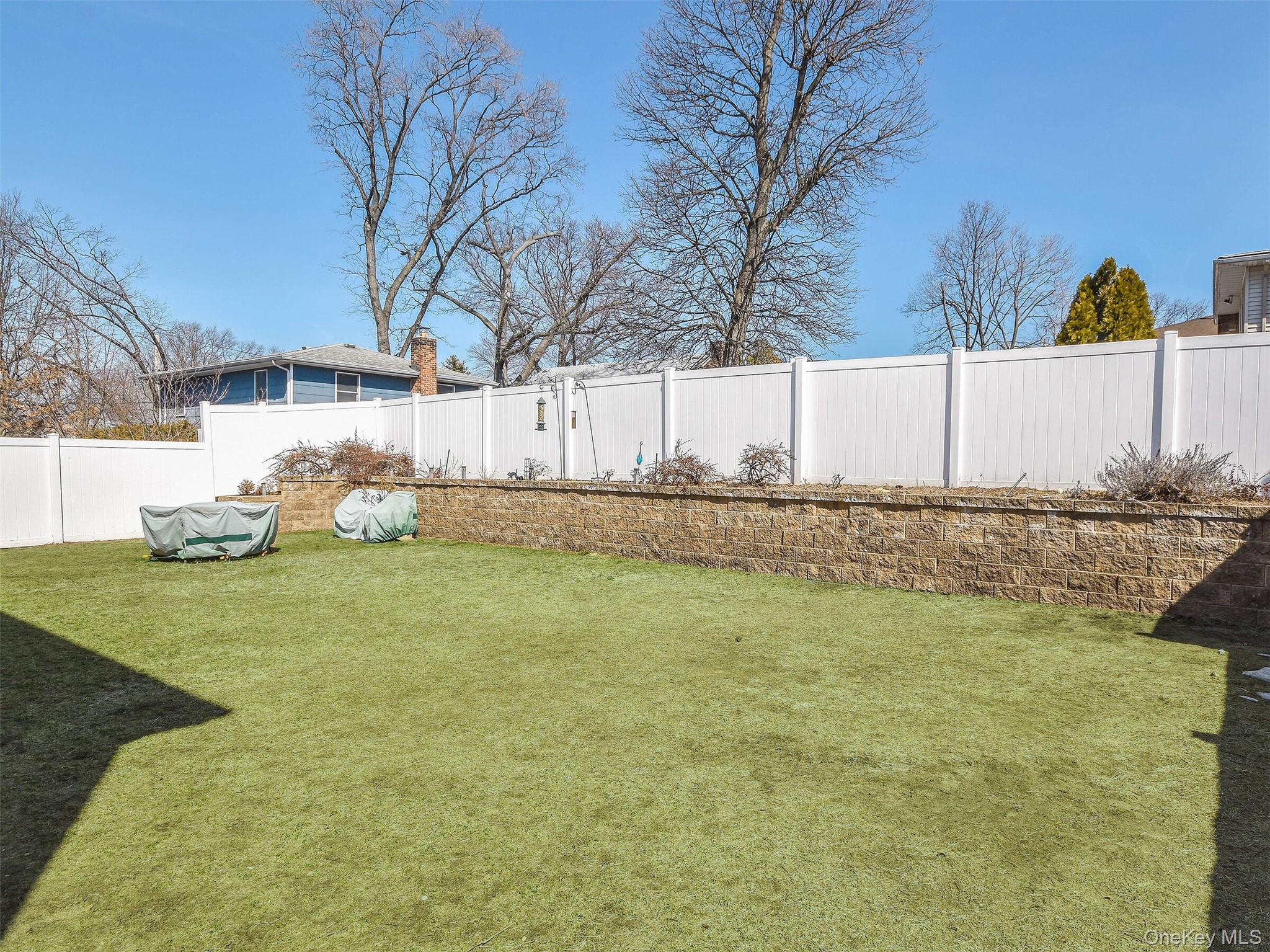 24B Sintsink Dr W, Port Washington, NY 11050