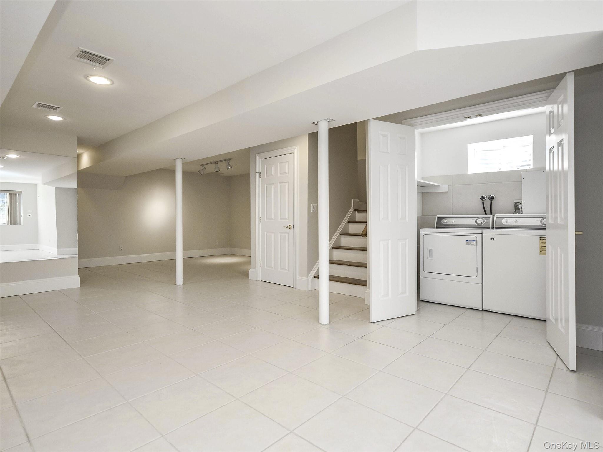 24B Sintsink Dr W, Port Washington, NY 11050