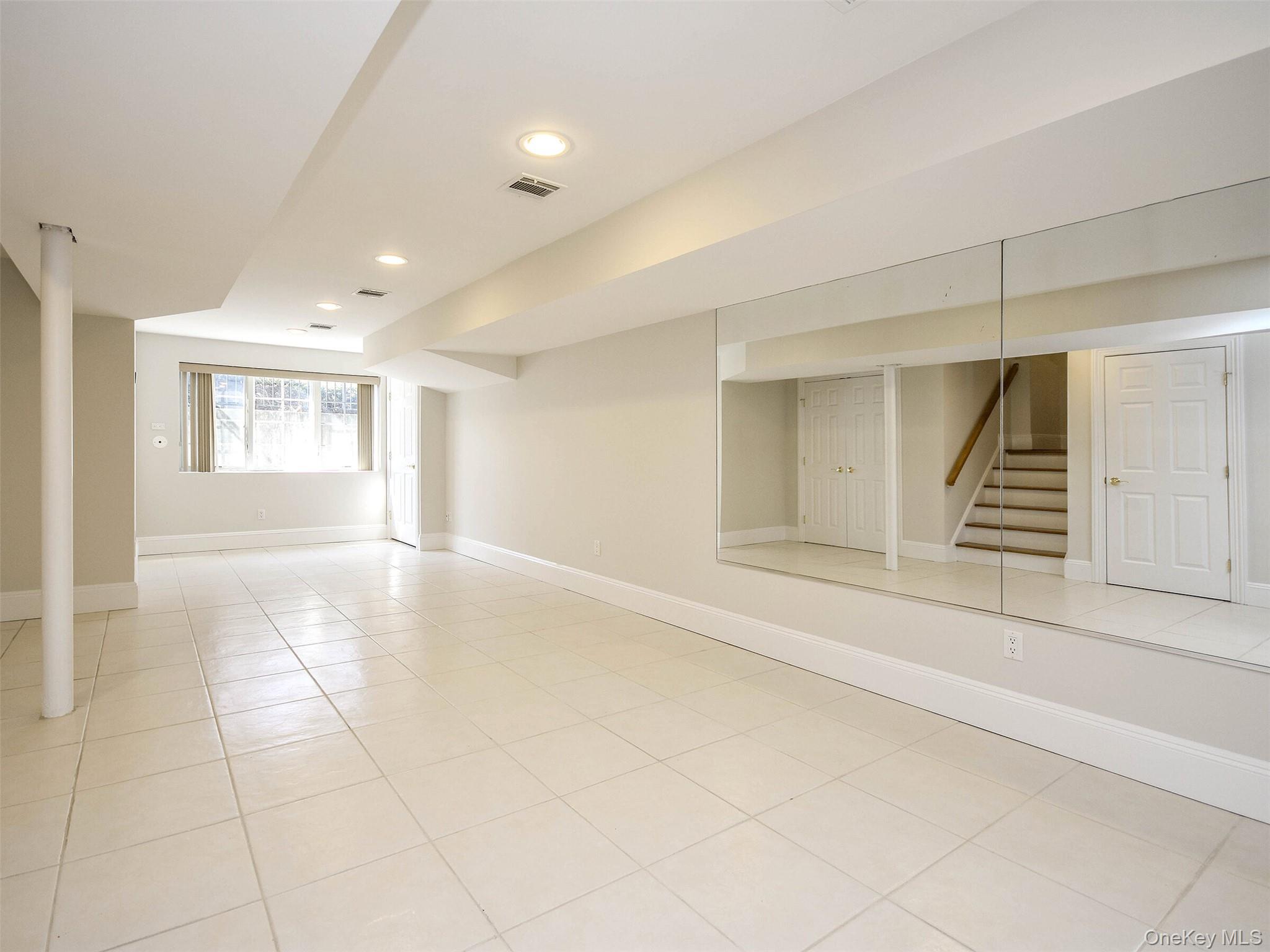 24B Sintsink Dr W, Port Washington, NY 11050