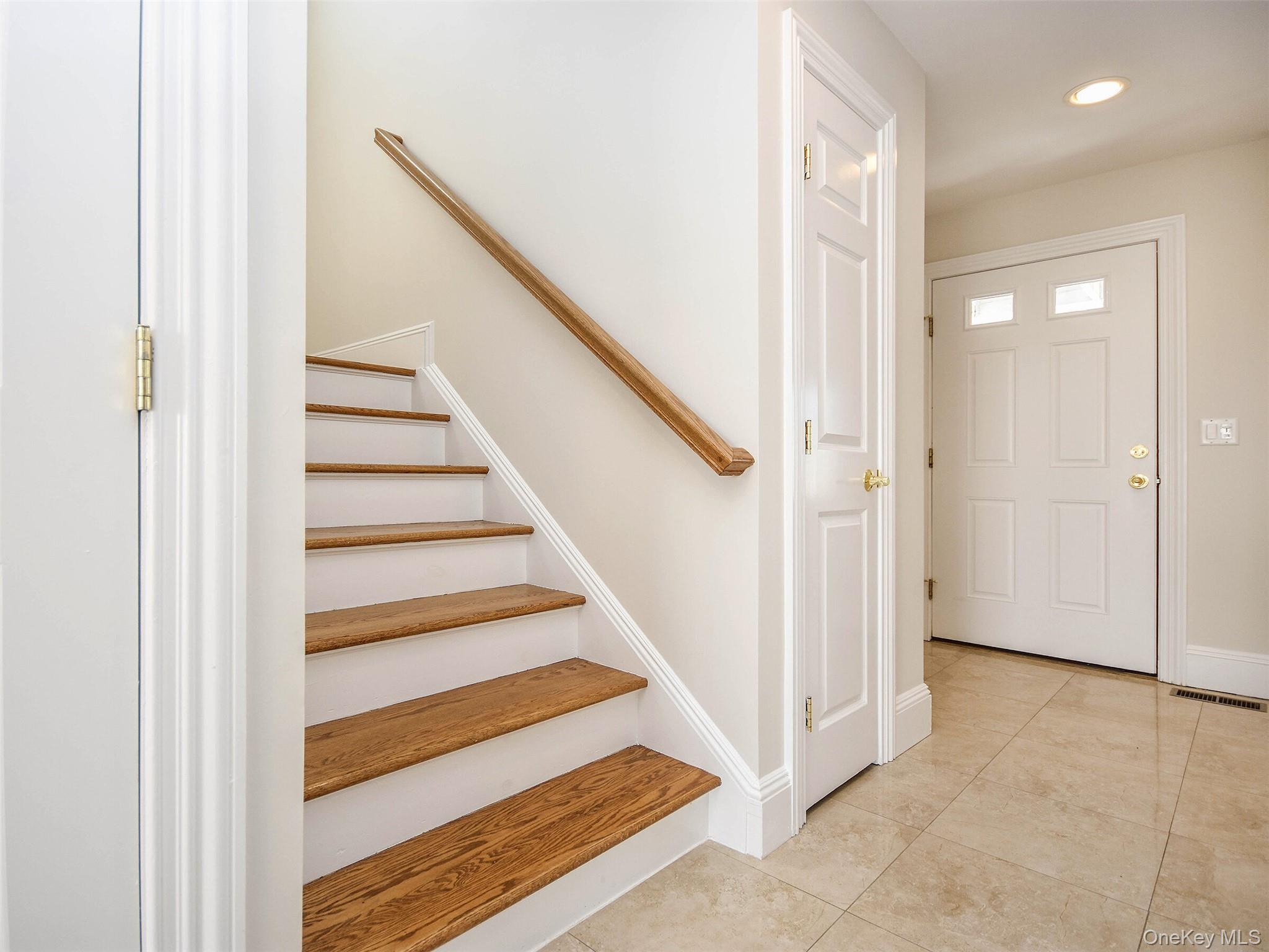 24B Sintsink Dr W, Port Washington, NY 11050