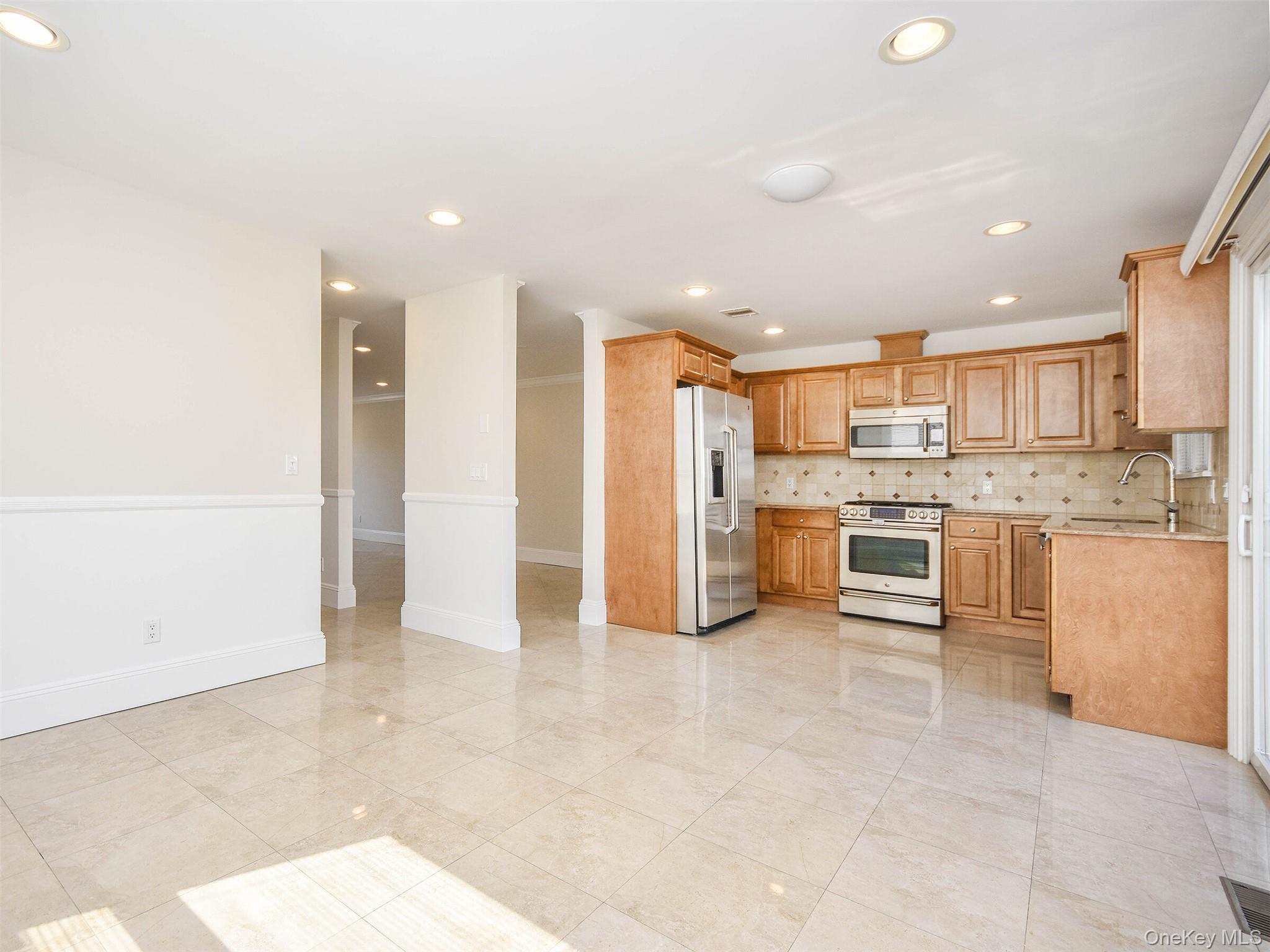 24B Sintsink Dr W, Port Washington, NY 11050