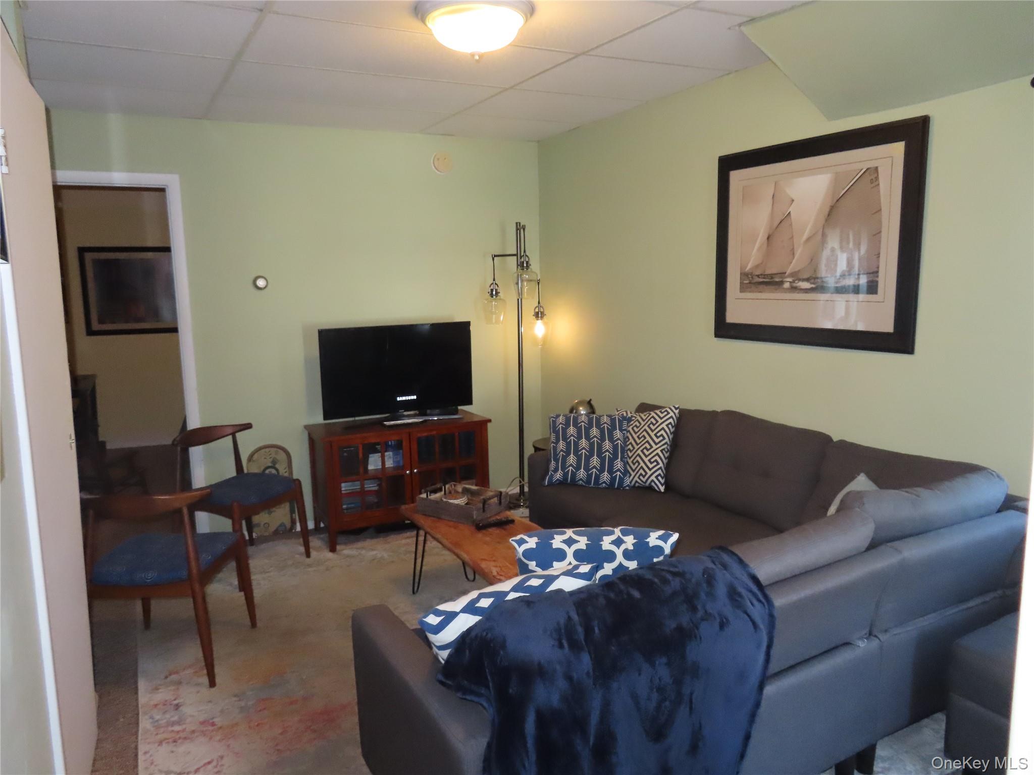 33 Deer Park Avenue # 27 C, Babylon, NY 11702