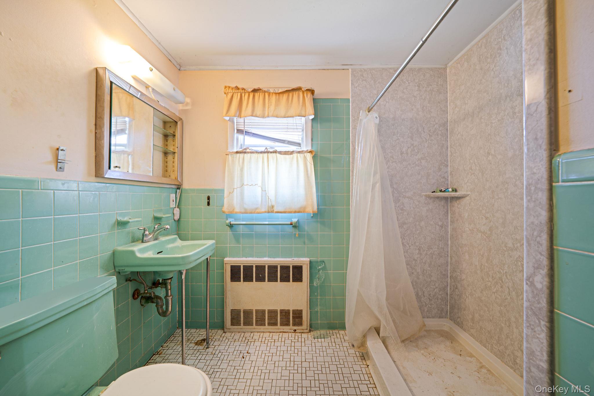 8 Sherwood Road, Glen Cove, NY 11542