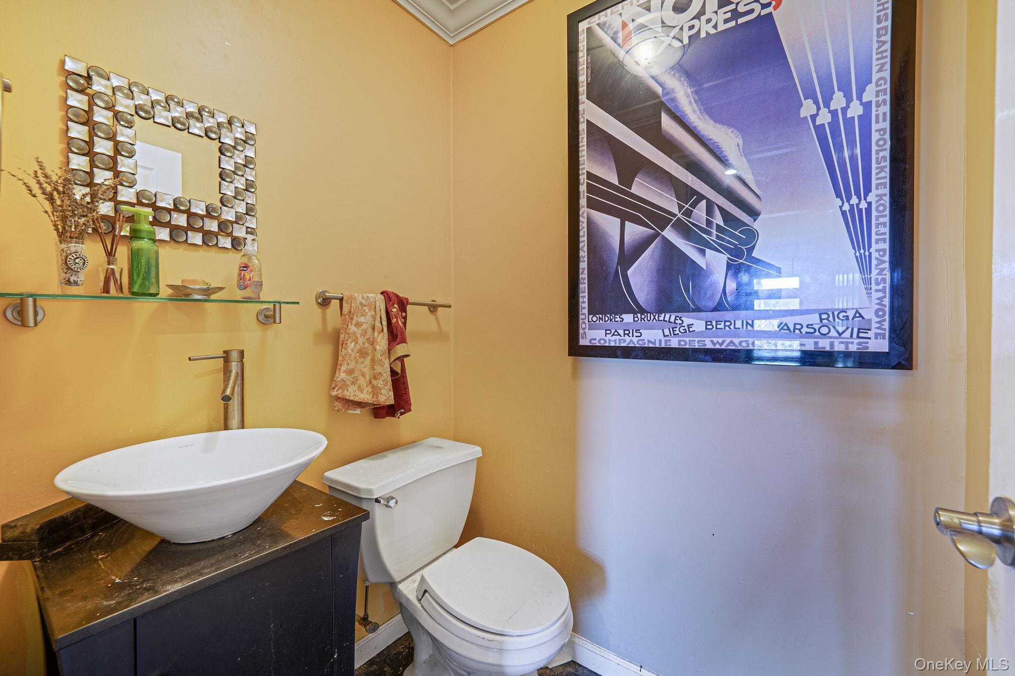 8 Sherwood Road, Glen Cove, NY 11542