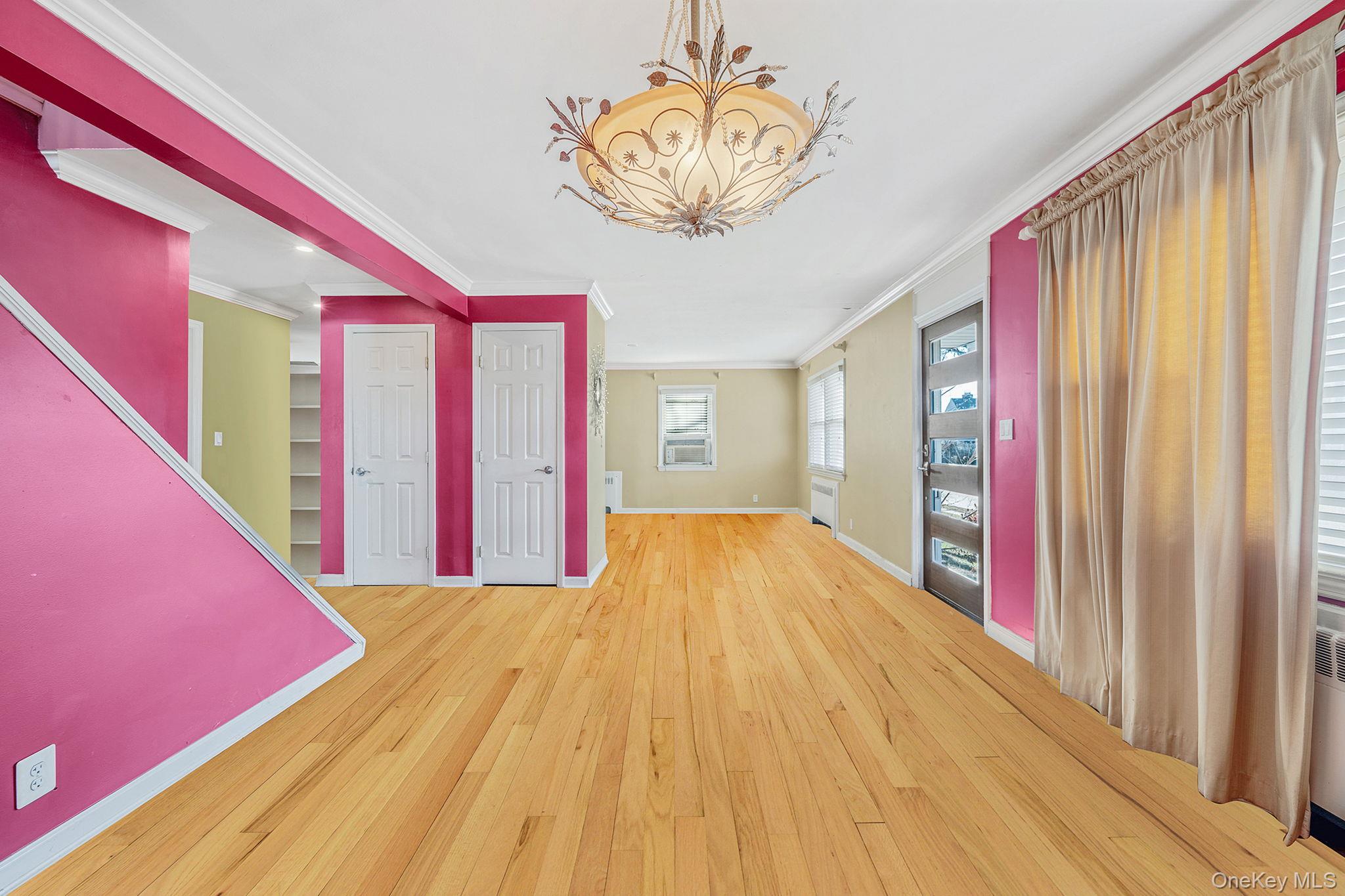 8 Sherwood Road, Glen Cove, NY 11542