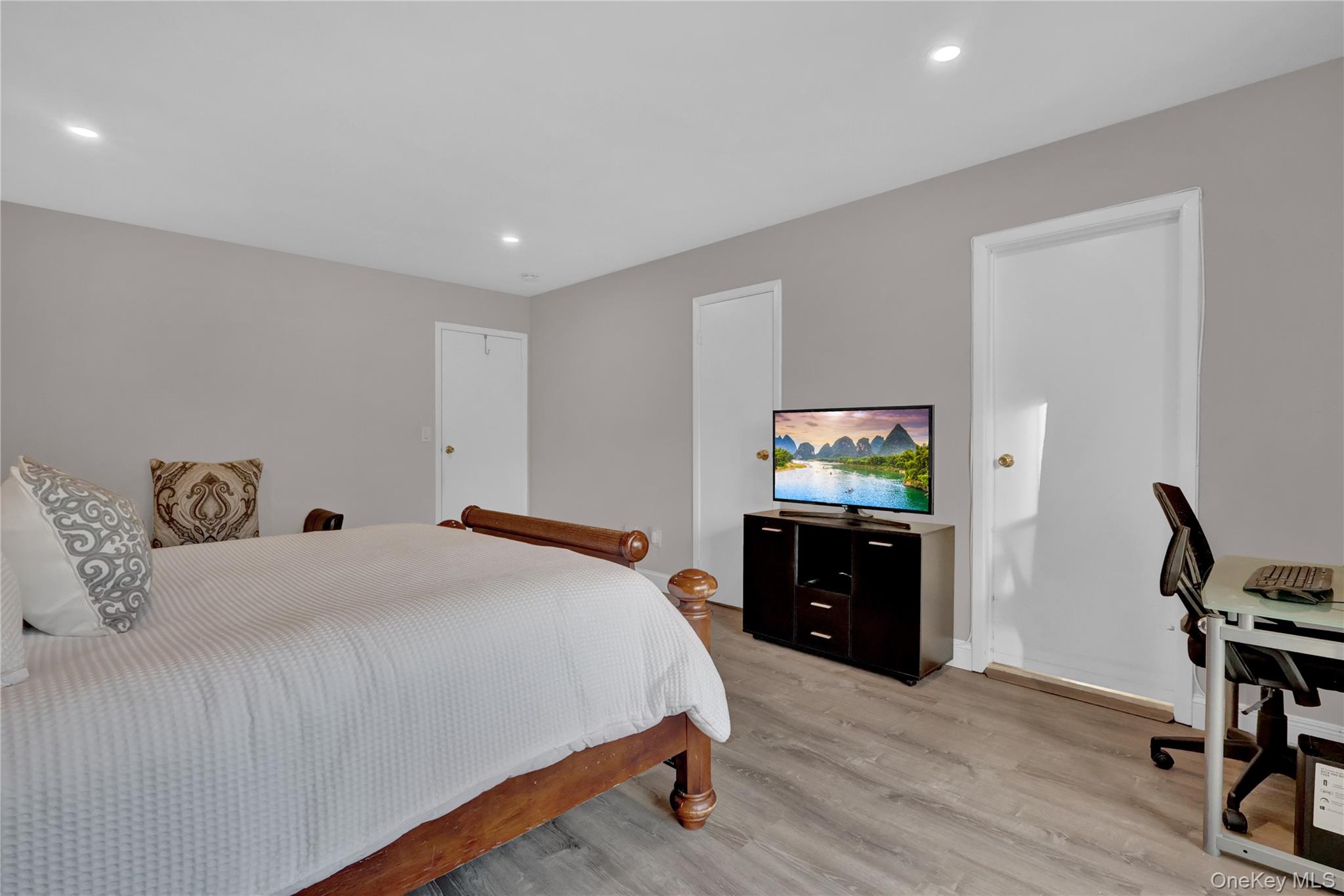 248 Pond View Lane, Smithtown, NY 11787