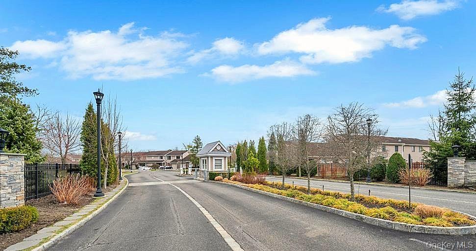 248 Pond View Lane, Smithtown, NY 11787