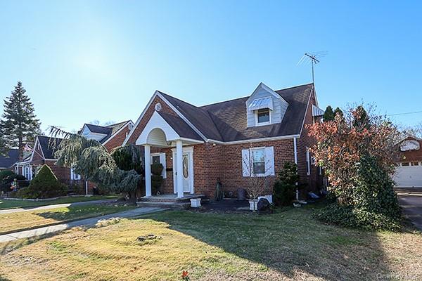 665 FOCH Boulevard, Williston Park, NY 11596