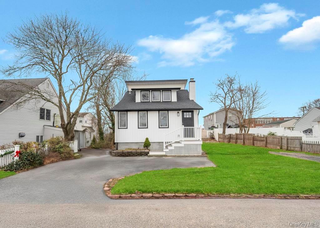 751 S Hickory Street, Lindenhurst, NY 11757