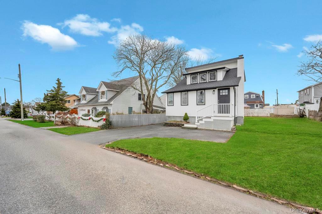 751 S Hickory Street, Lindenhurst, NY 11757