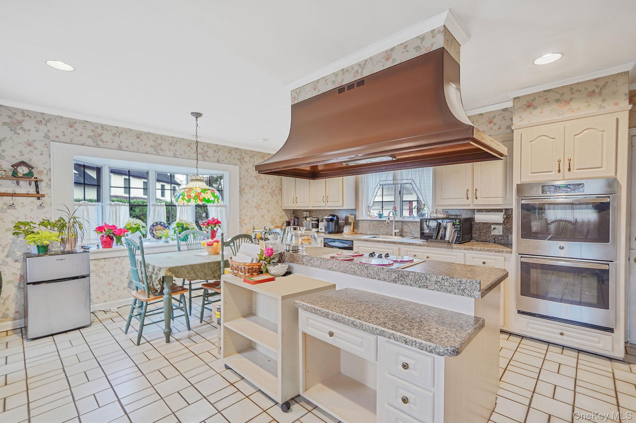 7 Rugby Road, Westbury, NY 11590