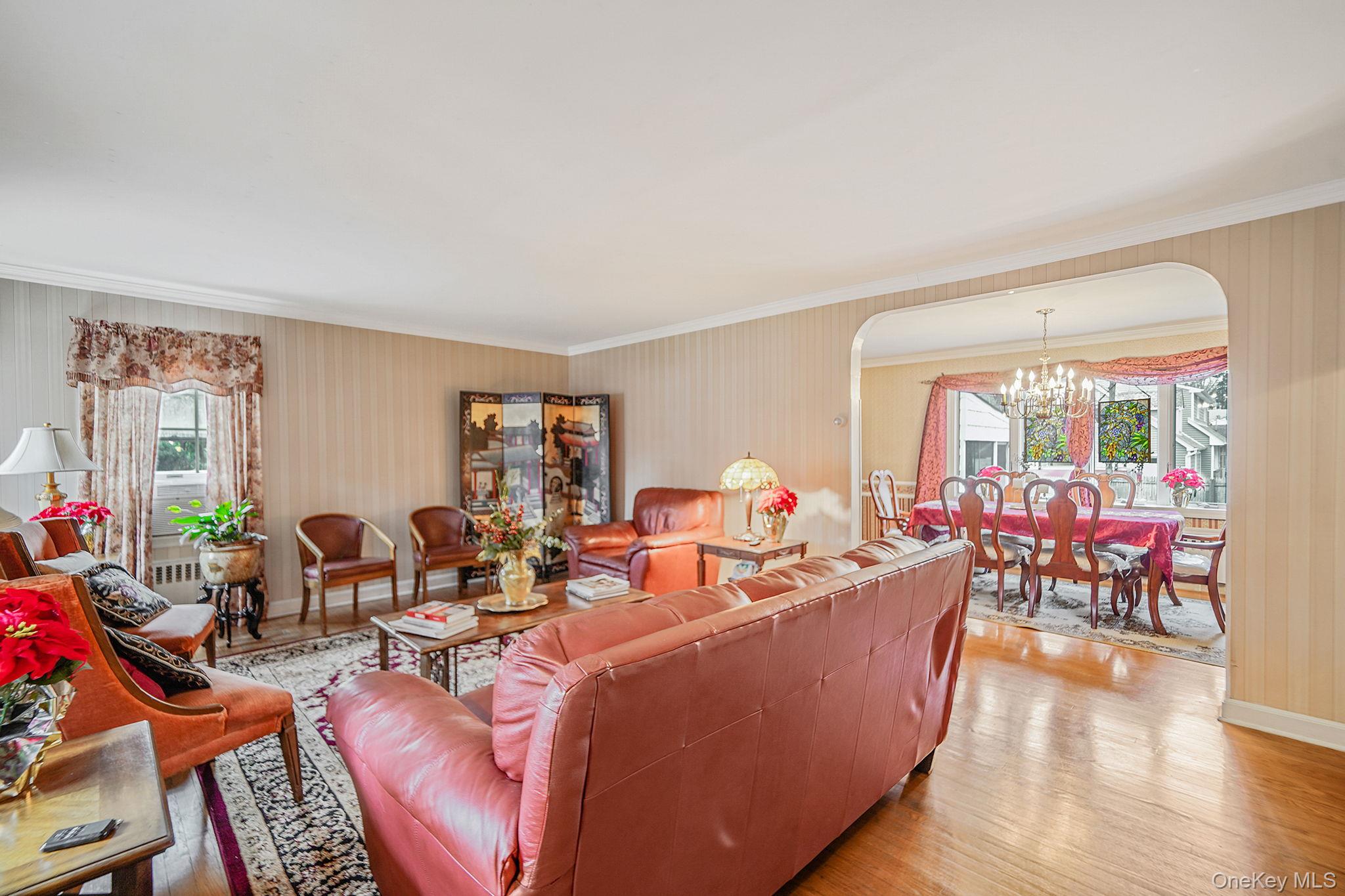 7 Rugby Road, Westbury, NY 11590