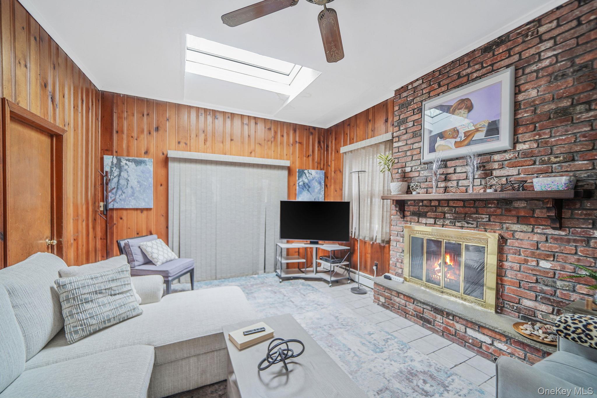 7 Rugby Road, Westbury, NY 11590