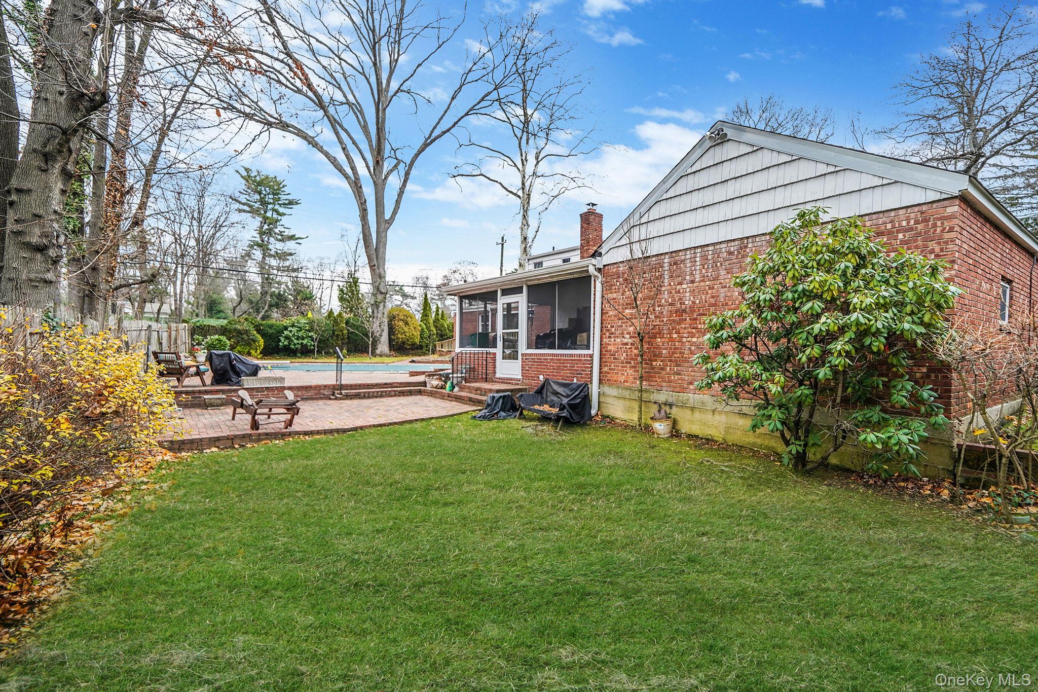 7 Rugby Road, Westbury, NY 11590