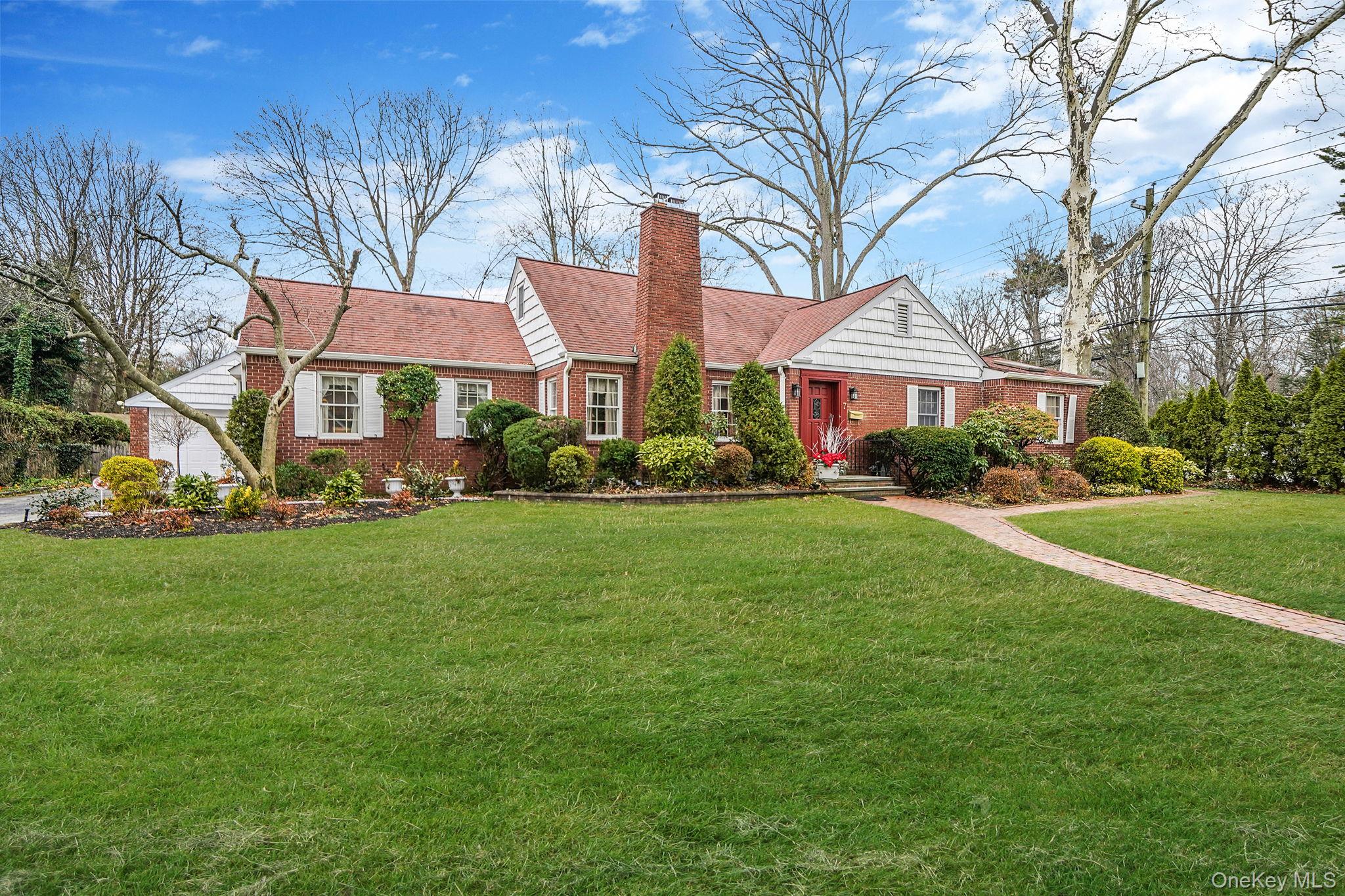 7 Rugby Road, Westbury, NY 11590