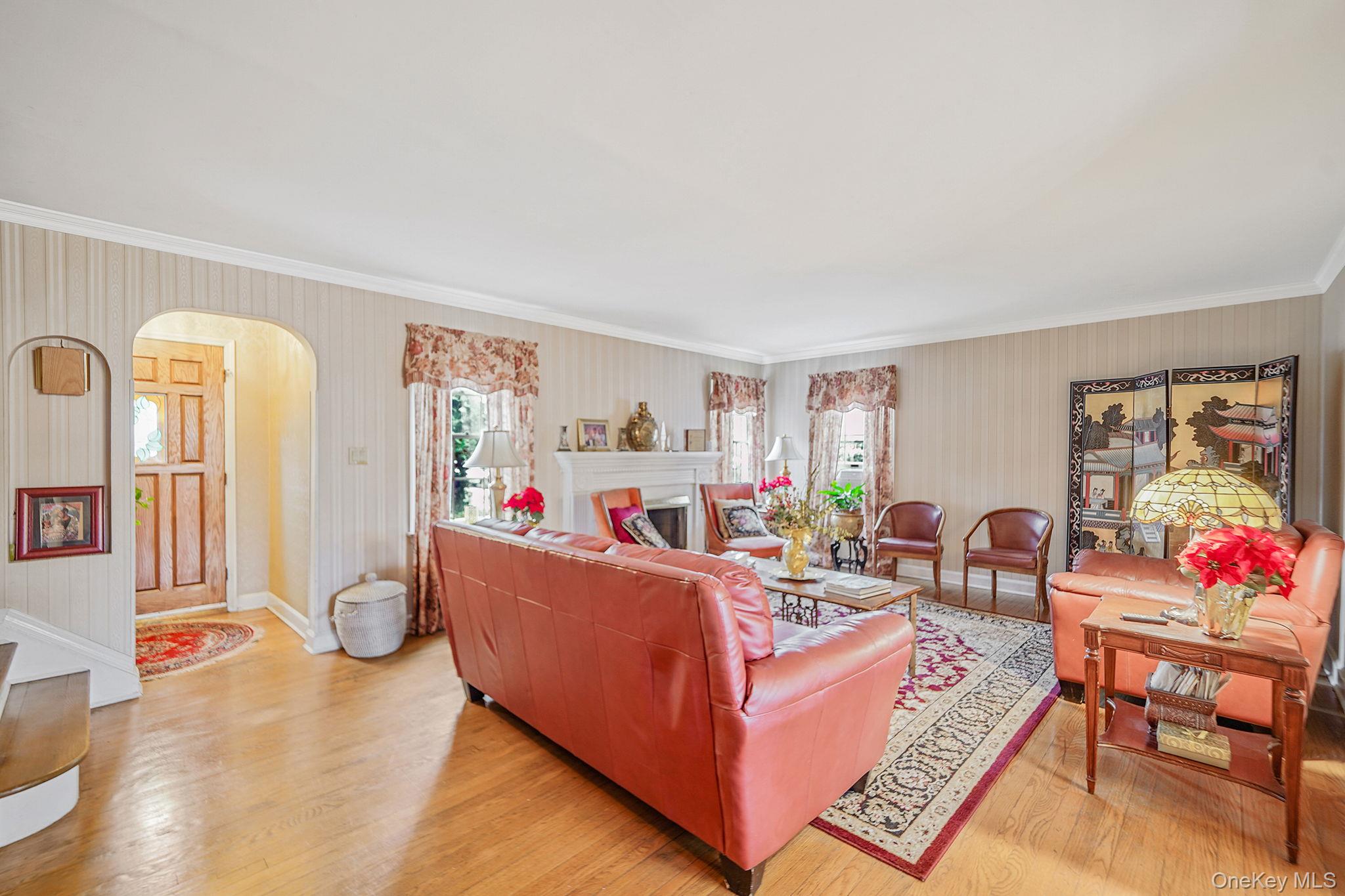 7 Rugby Road, Westbury, NY 11590