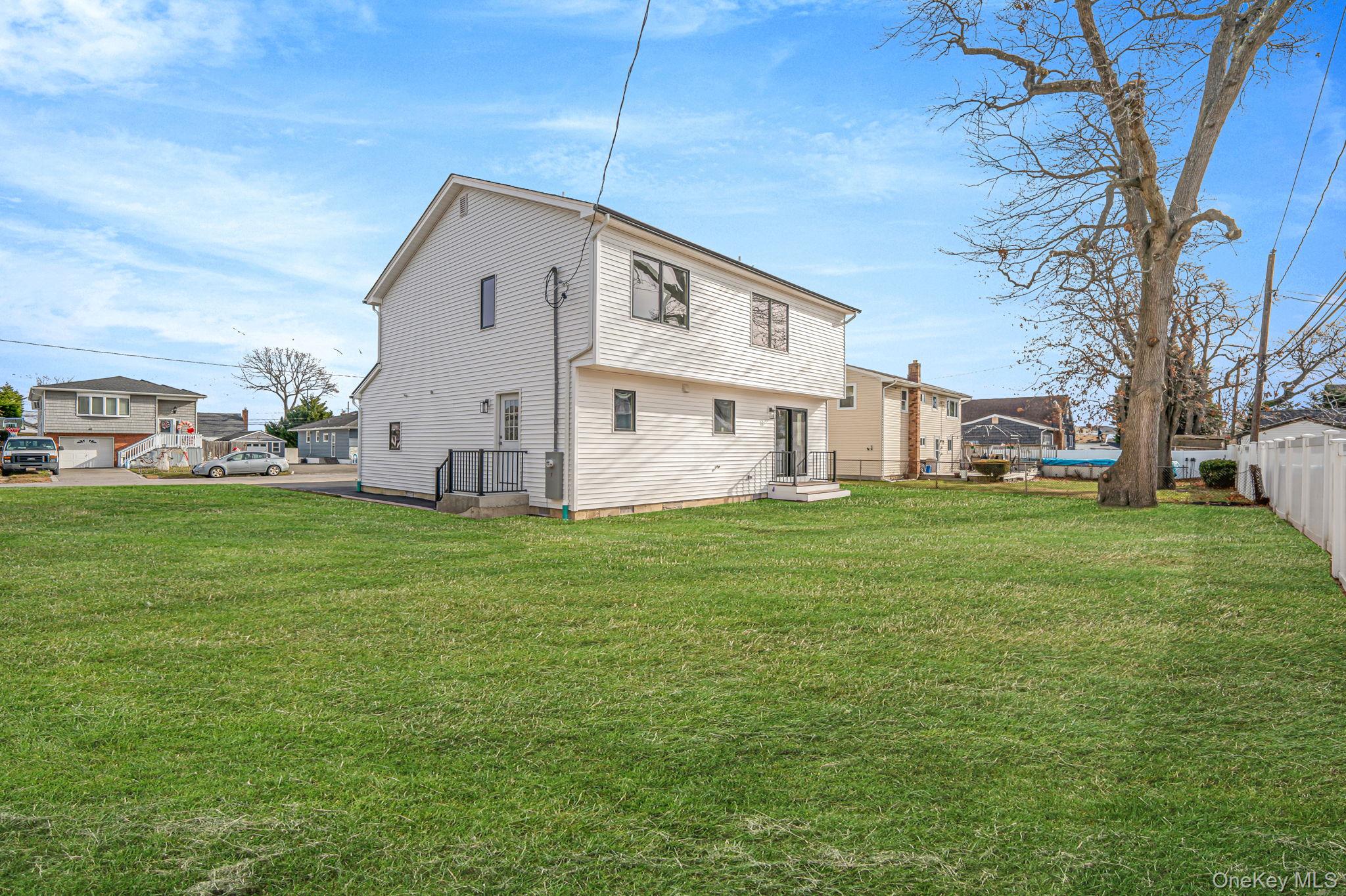 115 Riviera Parkway, Lindenhurst, NY 11757