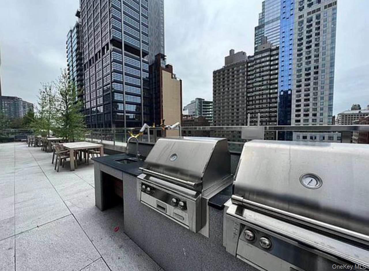 131-03 40th Road # 18E, Flushing, NY 11354