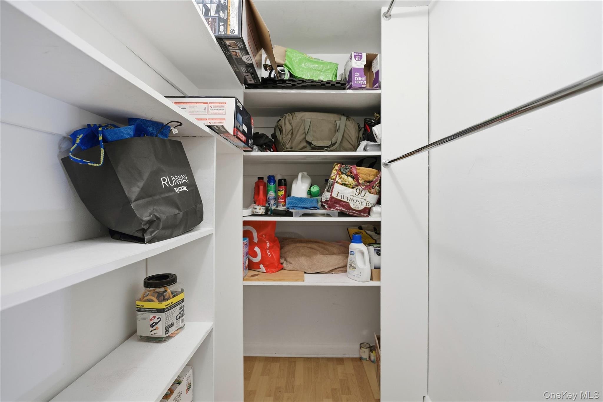 25 Chapel Pl. # 1B, Great Neck, NY 11021