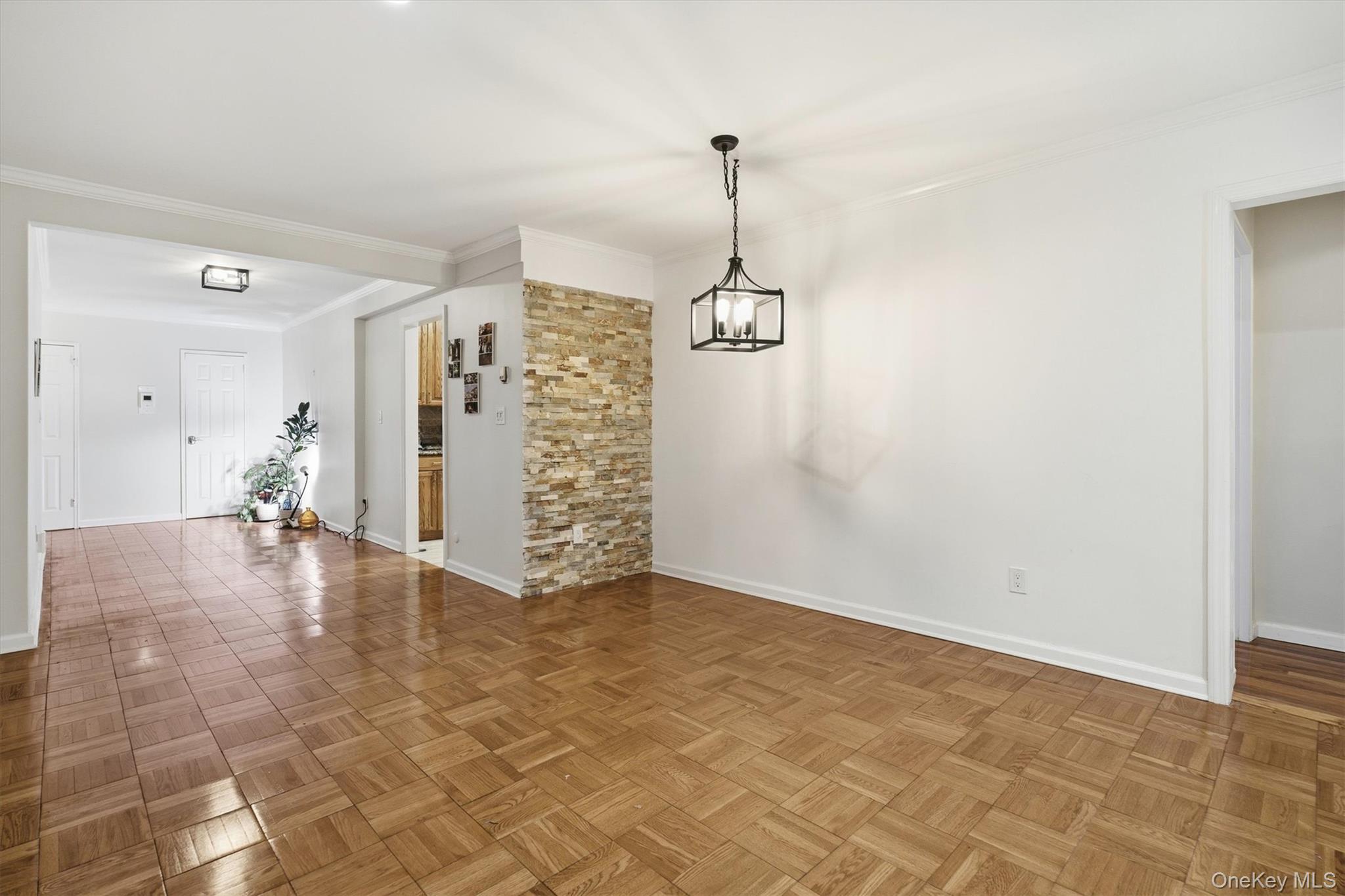 25 Chapel Pl. # 1B, Great Neck, NY 11021