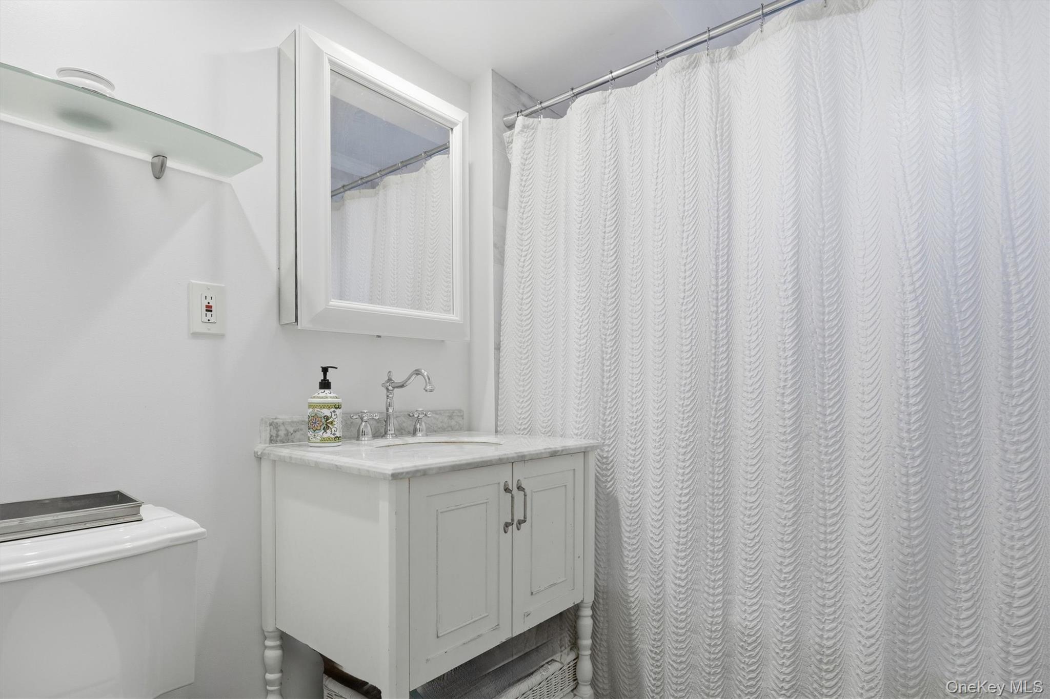 25 Chapel Pl. # 1B, Great Neck, NY 11021