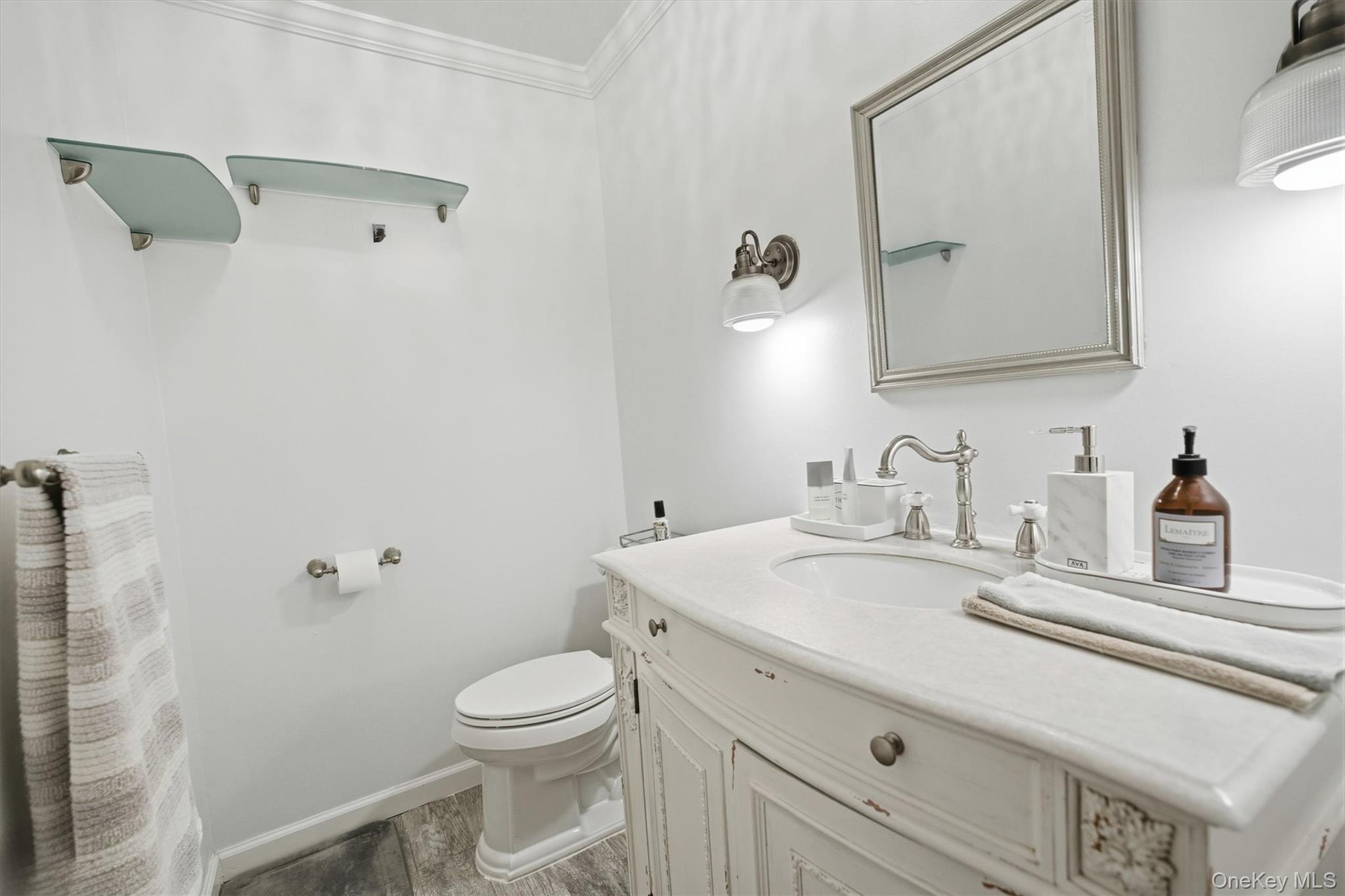 25 Chapel Pl. # 1B, Great Neck, NY 11021