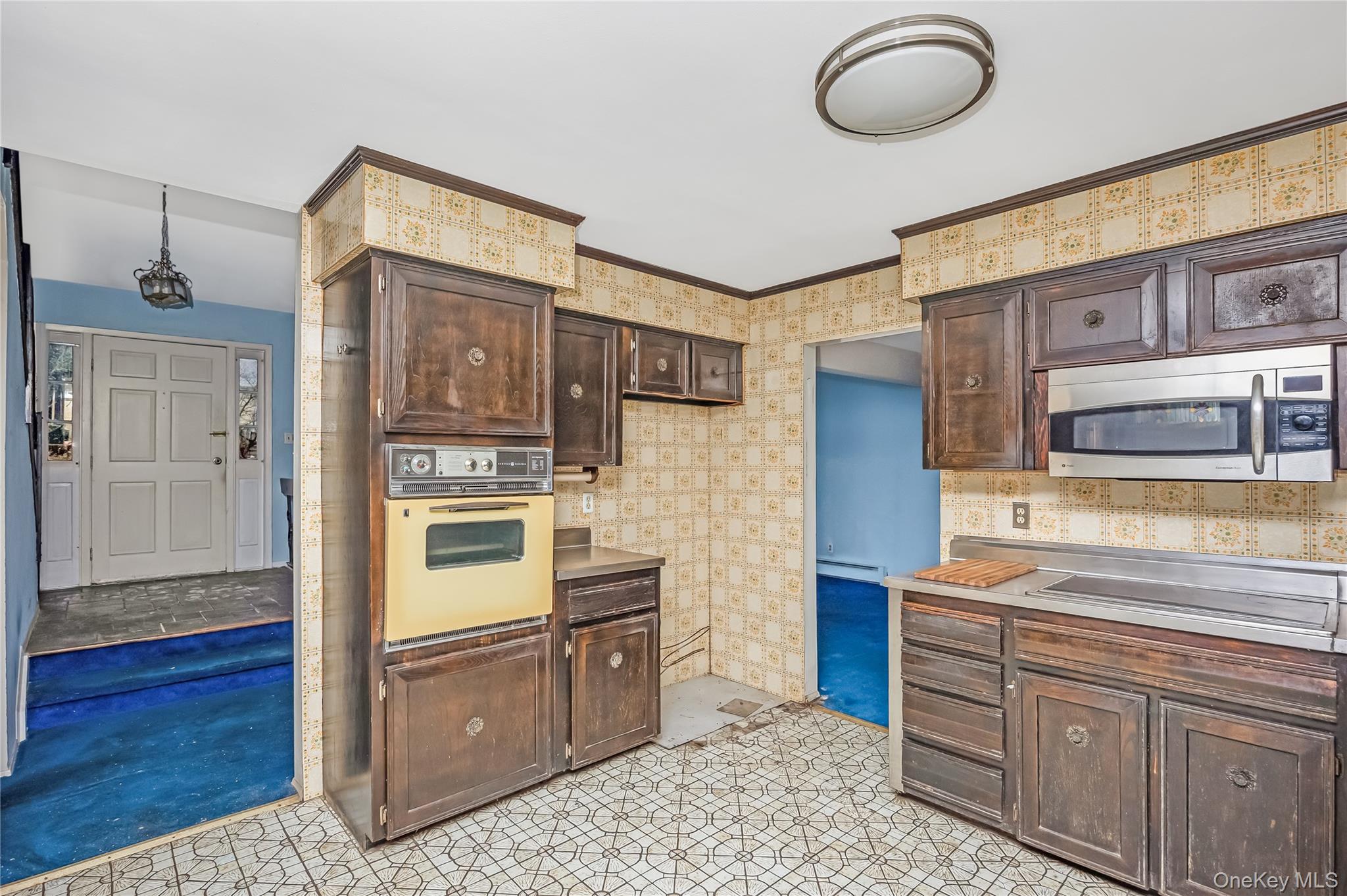 21 Hitching Post Lane, Glen Cove, NY 11542