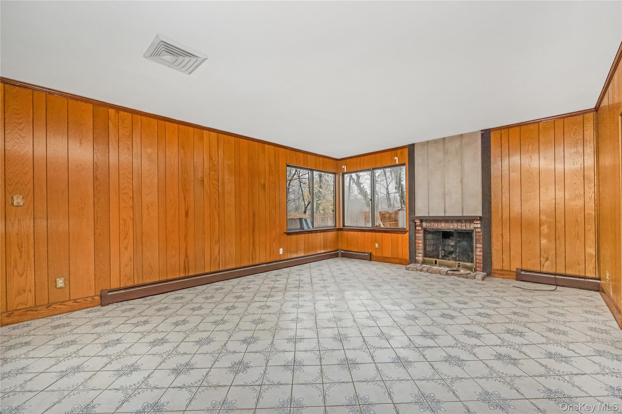 21 Hitching Post Lane, Glen Cove, NY 11542