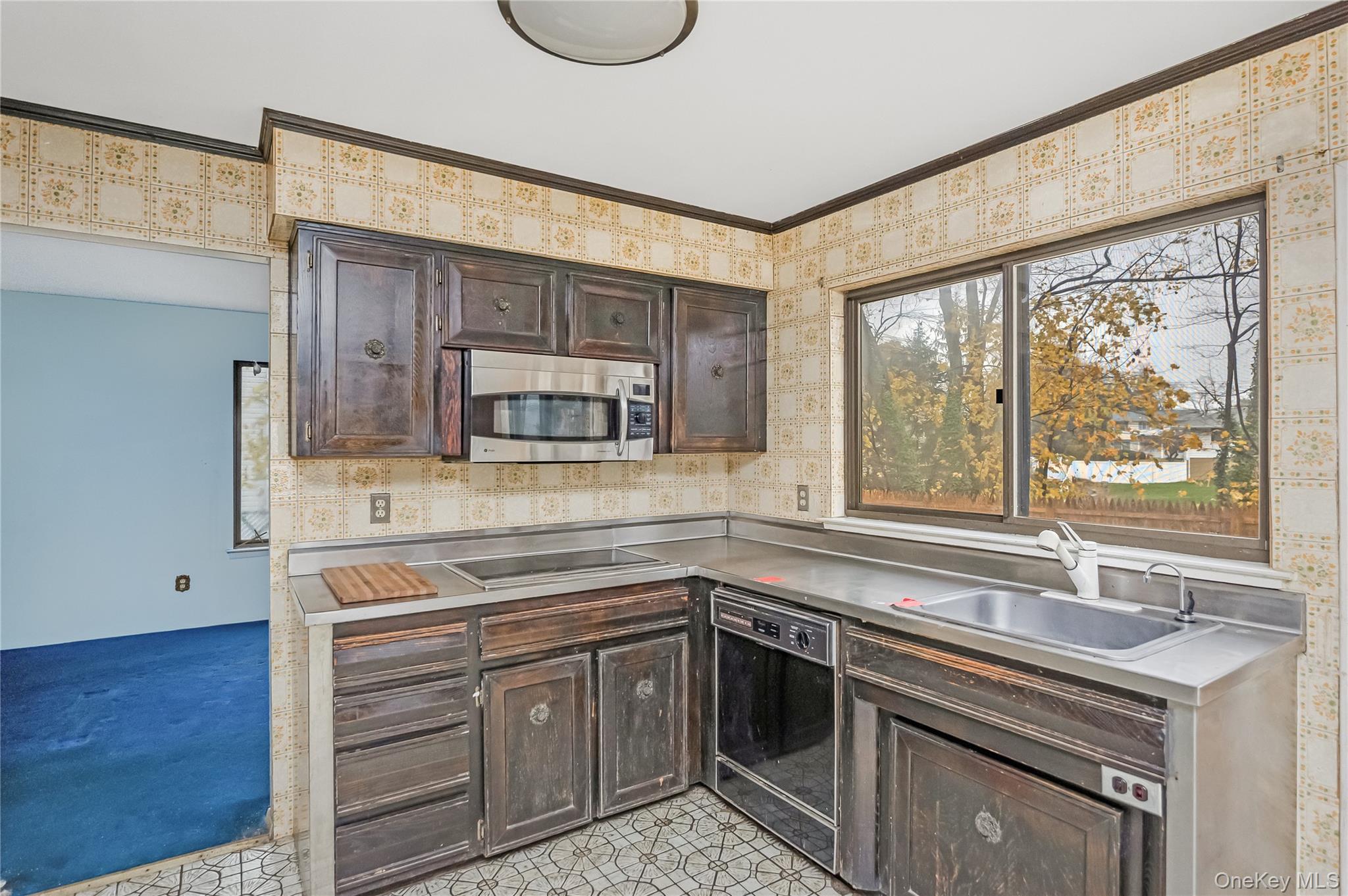 21 Hitching Post Lane, Glen Cove, NY 11542