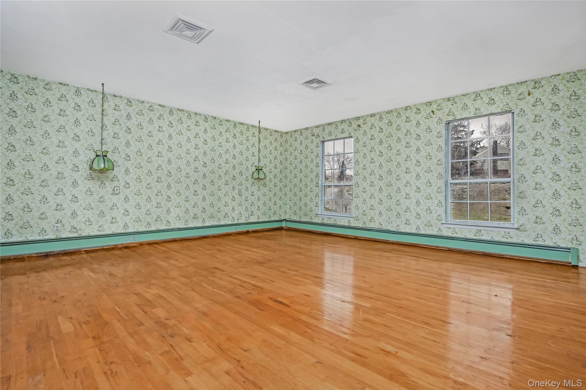 21 Hitching Post Lane, Glen Cove, NY 11542