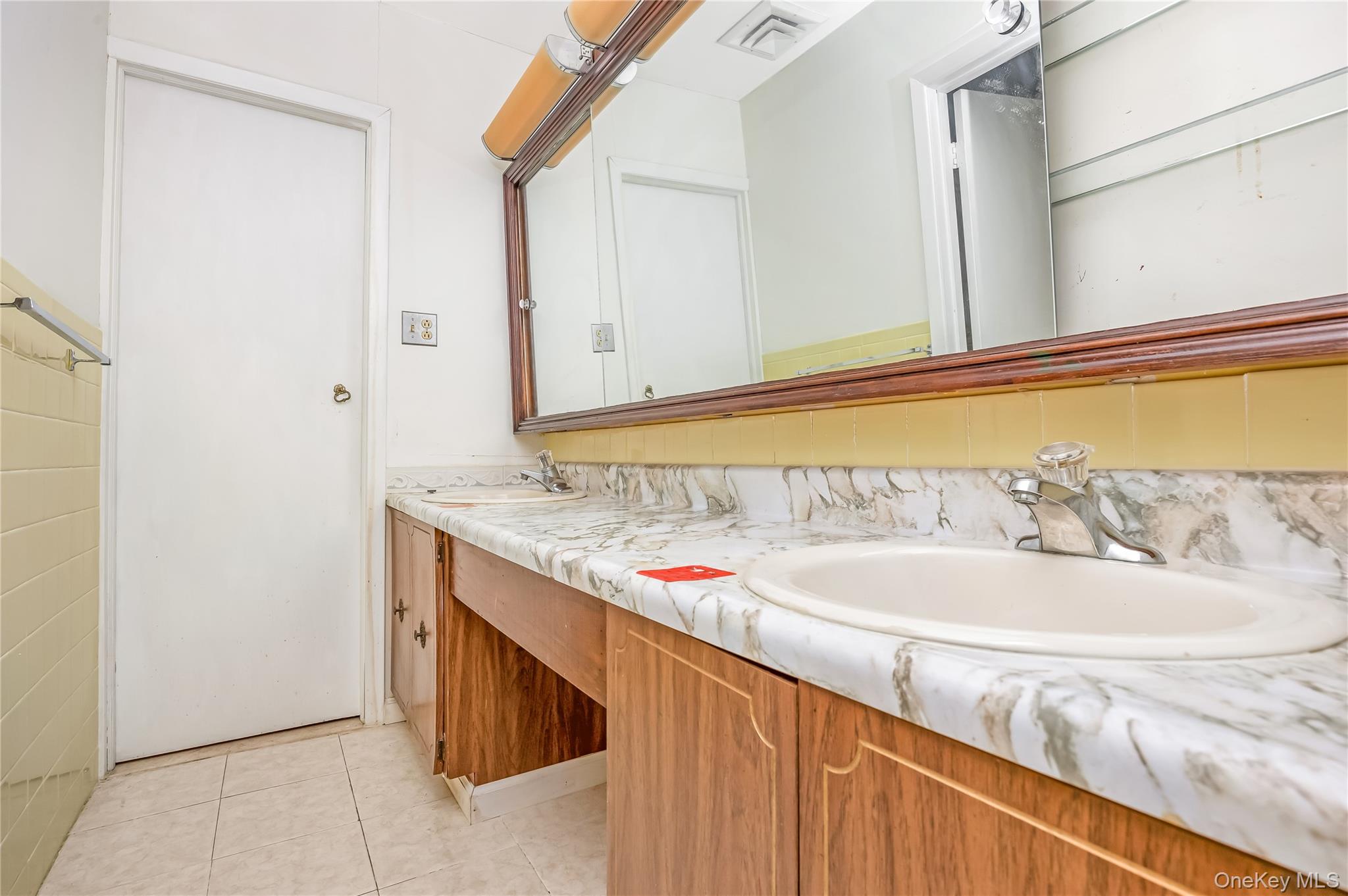 21 Hitching Post Lane, Glen Cove, NY 11542