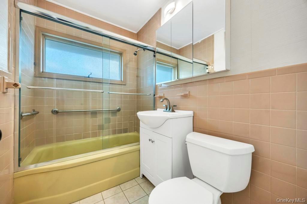 9 Redwood Lane, Levittown, NY 11756