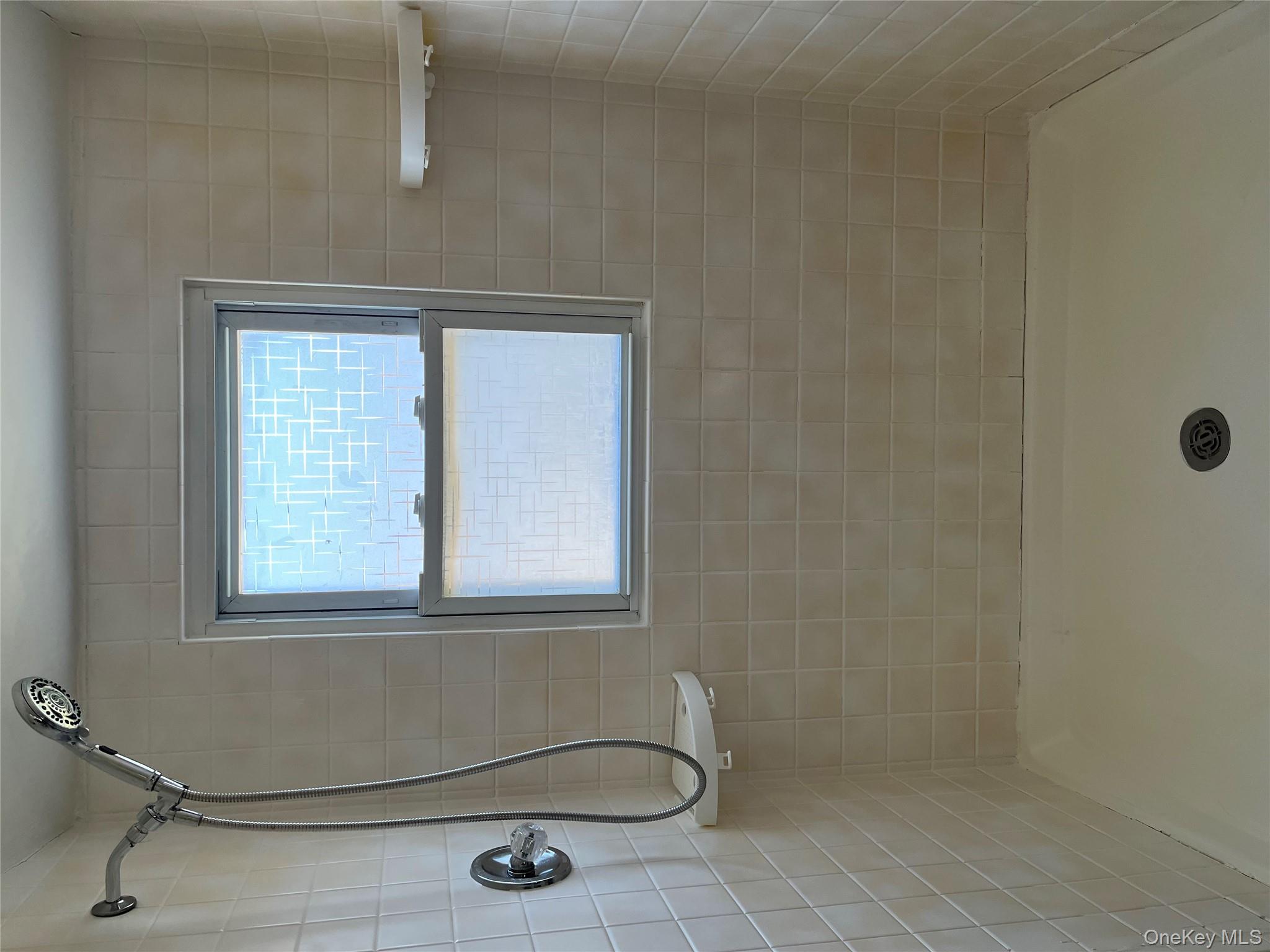 7 Floyd Place, East Norwich, NY 11732