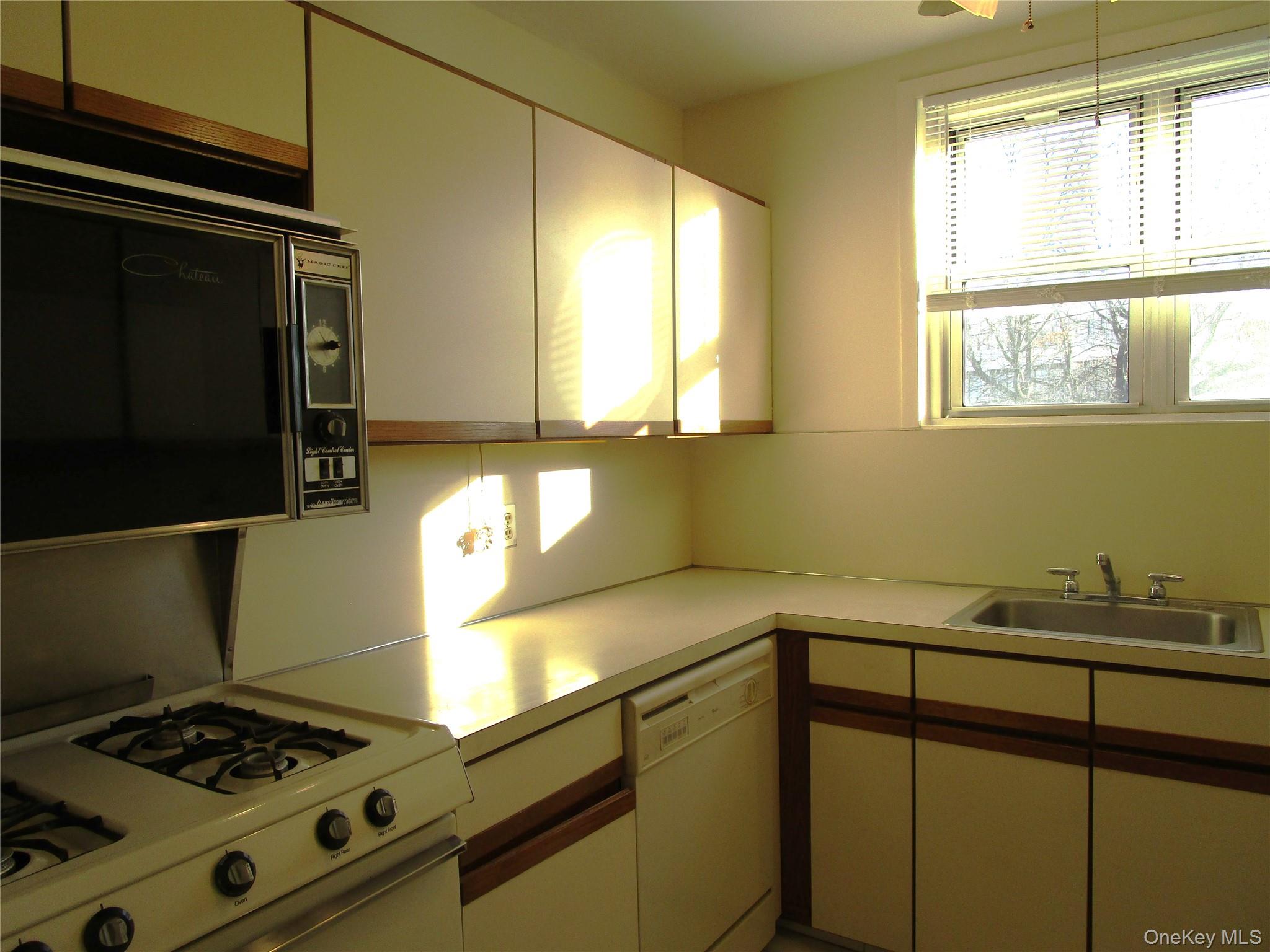 20 Daley Place # 128, Lynbrook, NY 11563