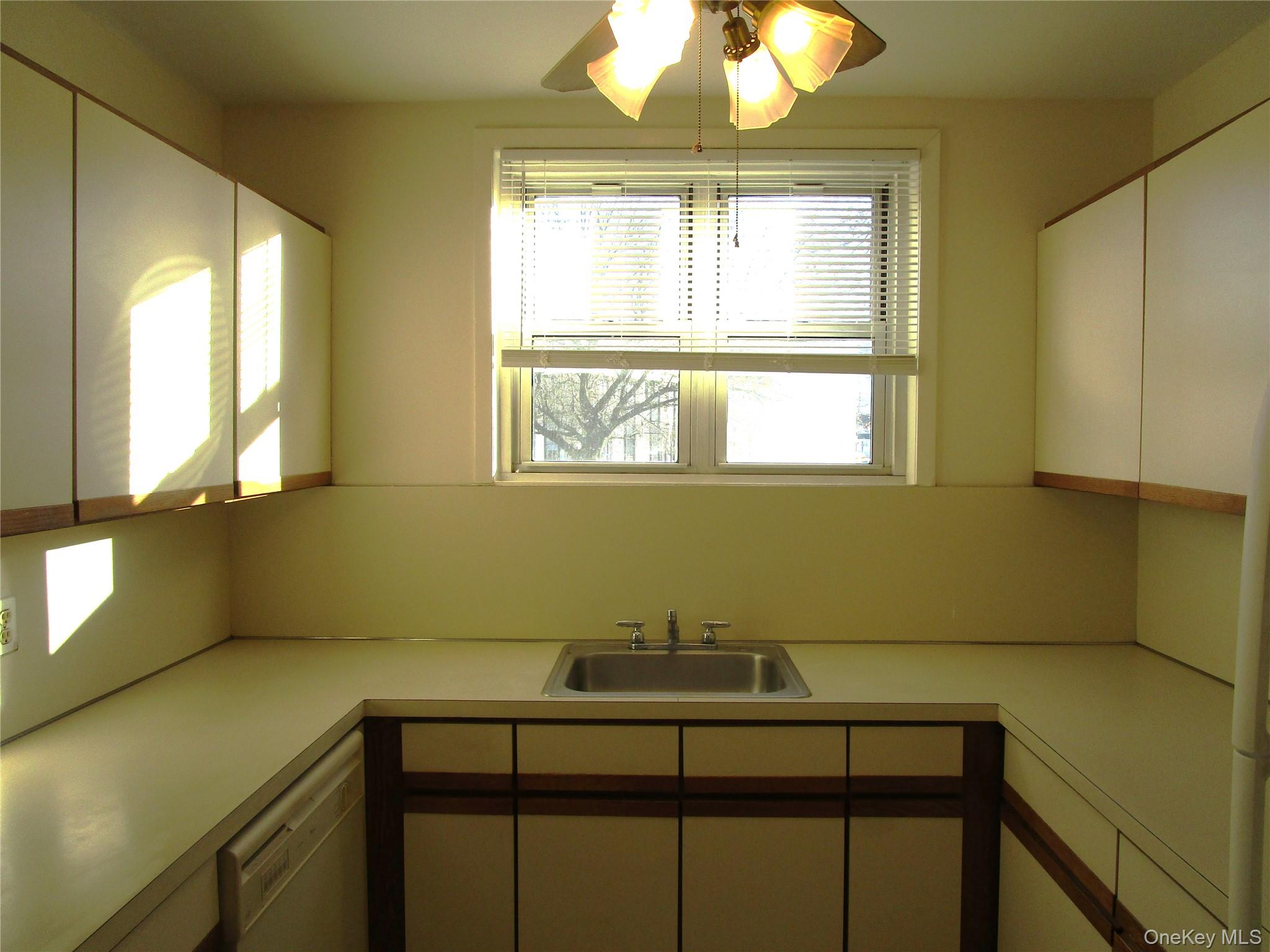 20 Daley Place # 128, Lynbrook, NY 11563