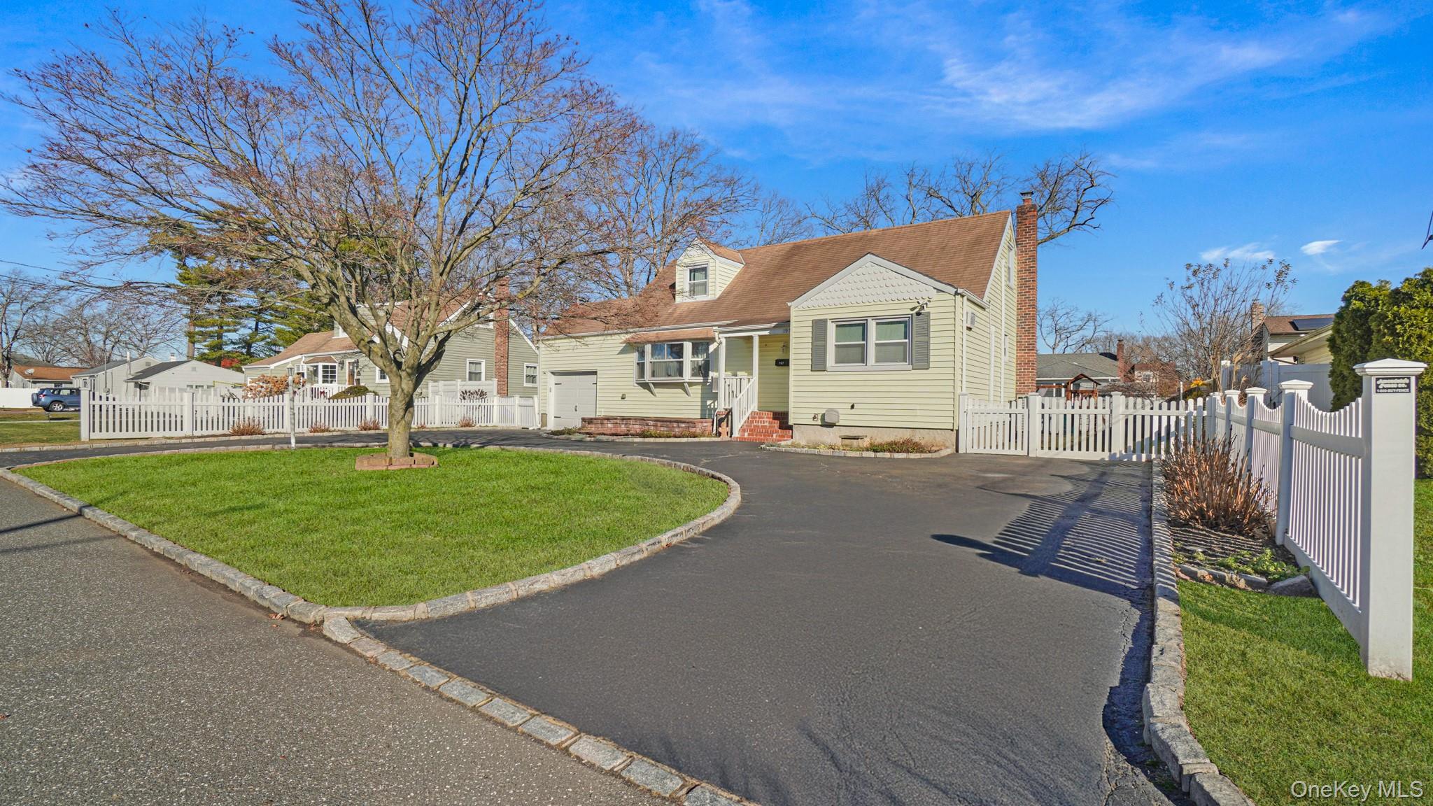 197 W 5th Street, Deer Park, NY 11729