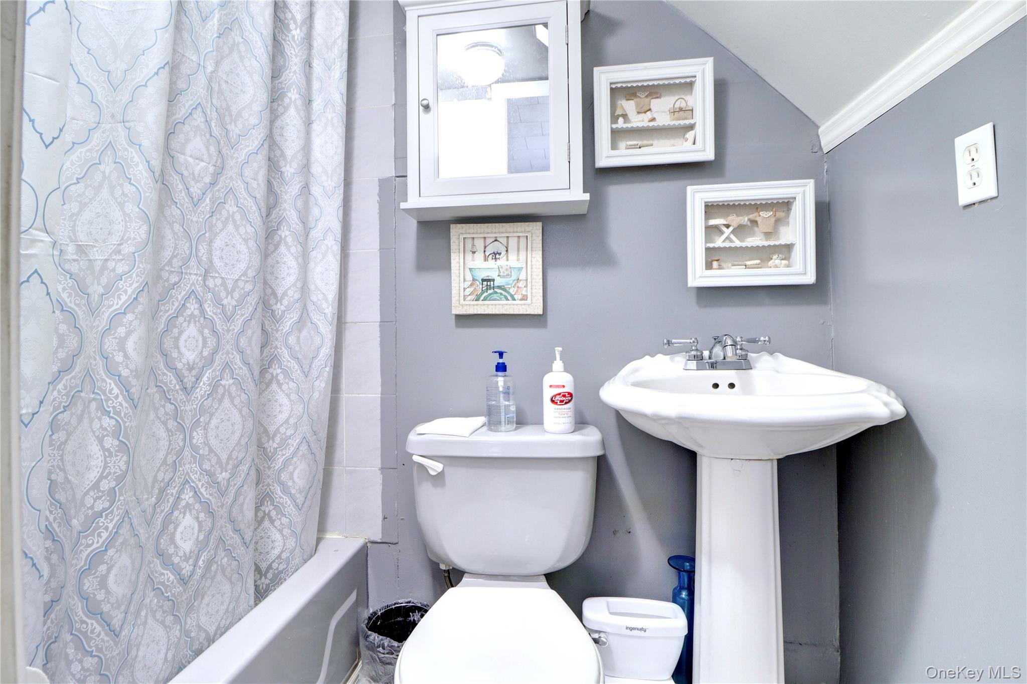 6510 80th Avenue, Glendale, NY 11385