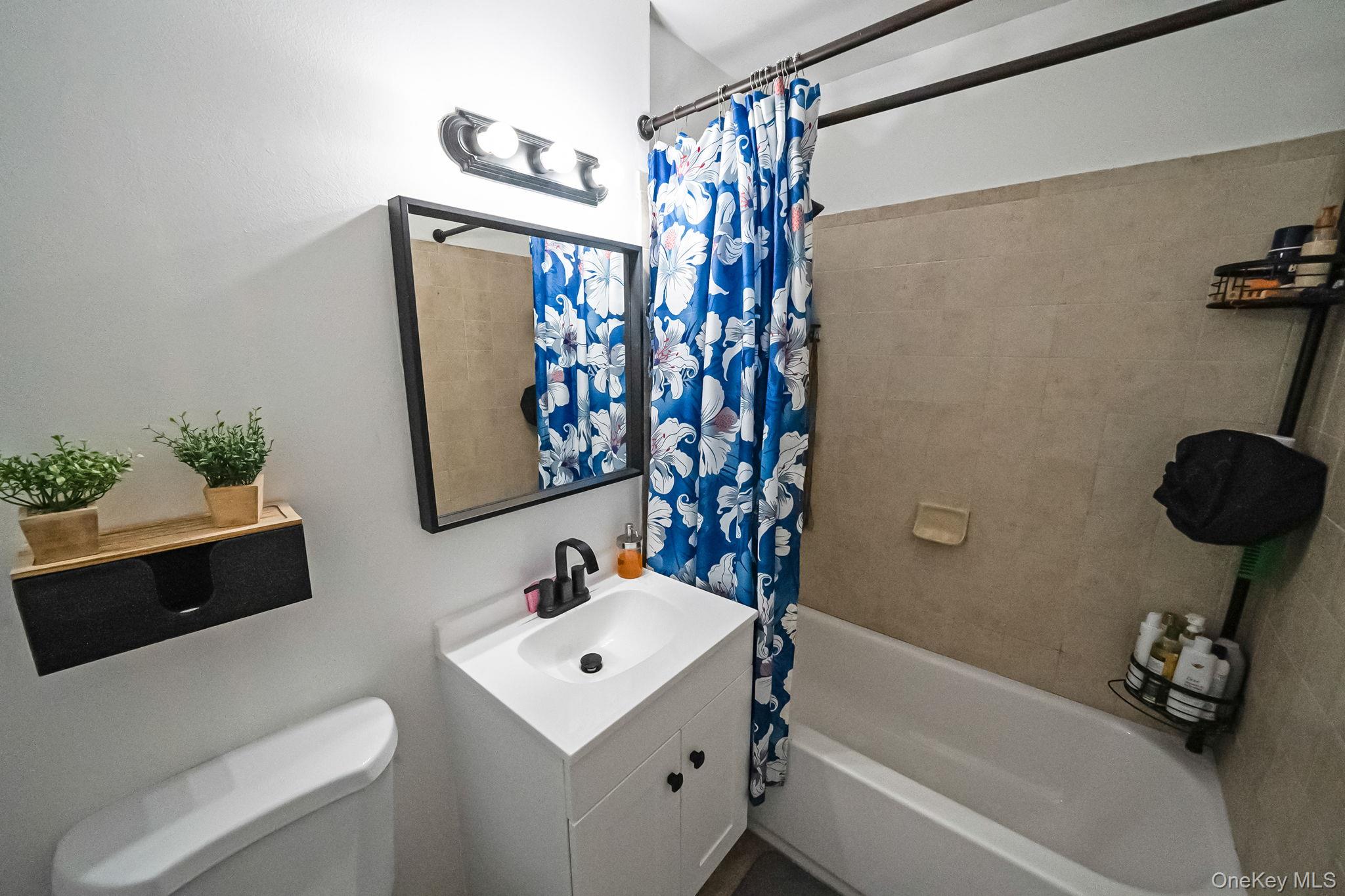 460 Old Town Road # 2J, Port Jefferson Station, NY 11776