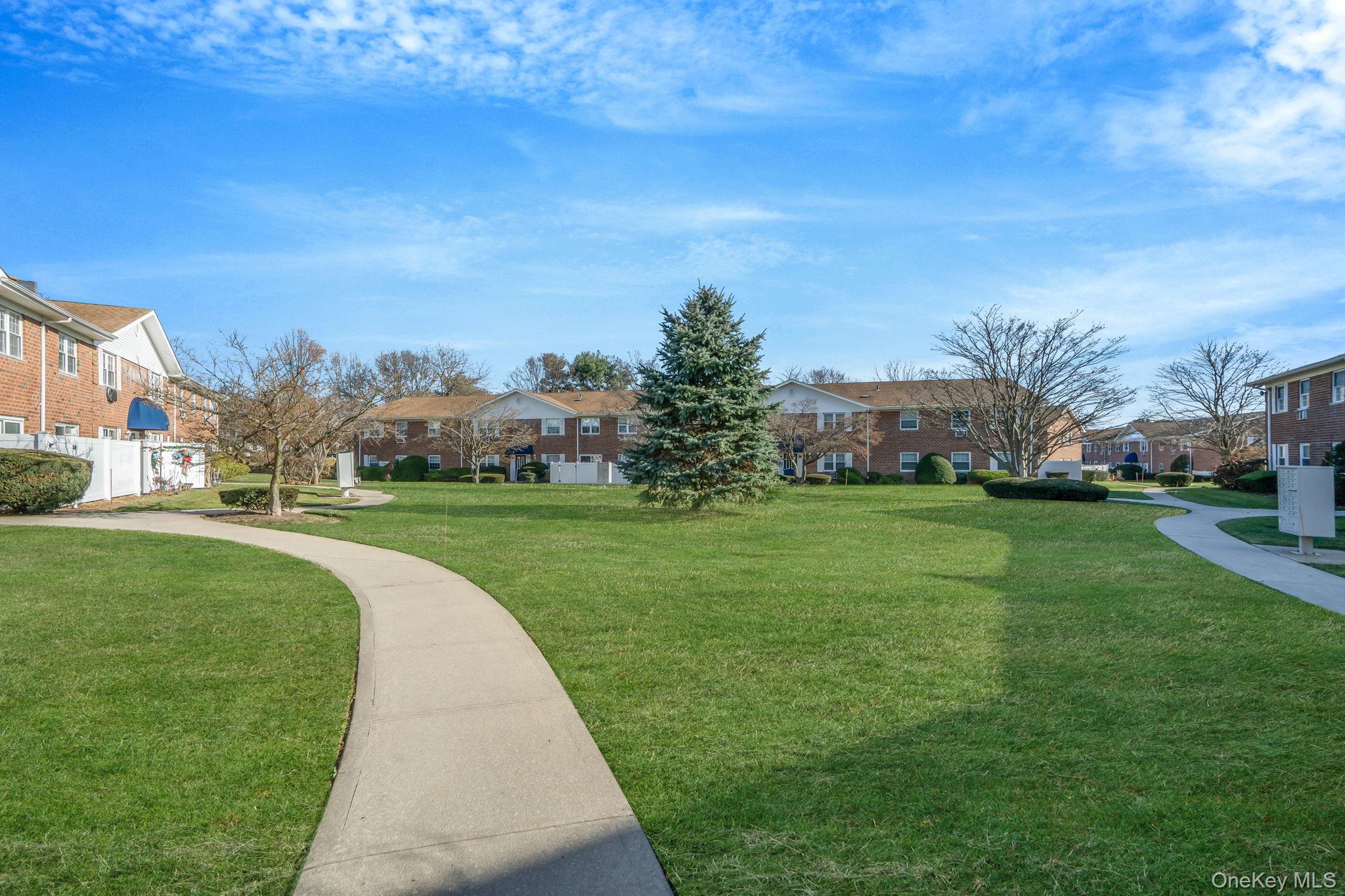 460 Old Town Road # 2J, Port Jefferson Station, NY 11776