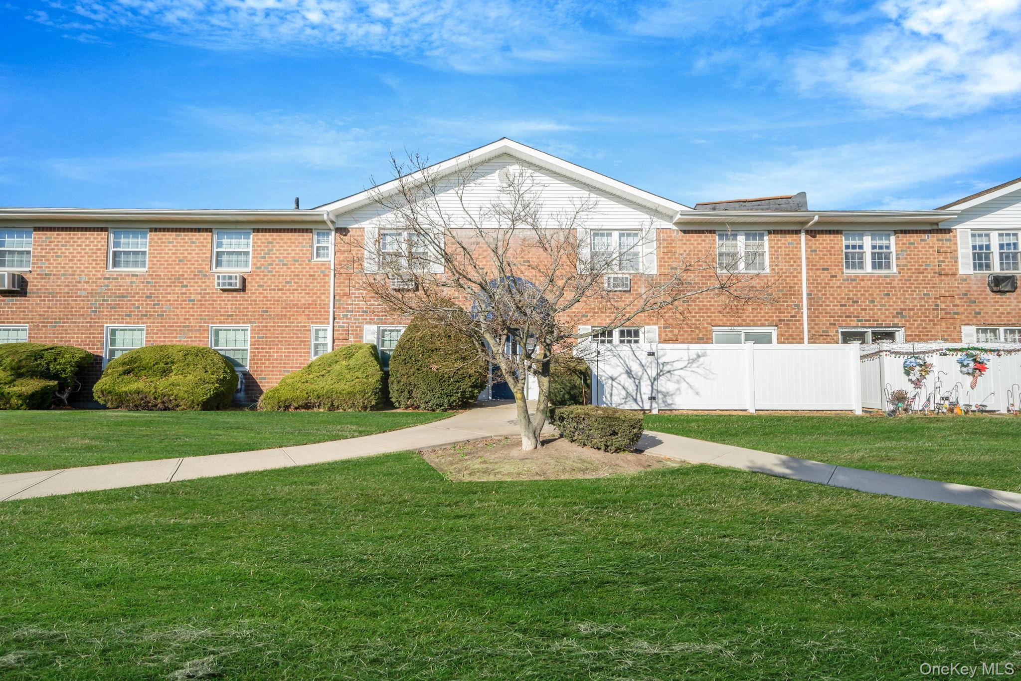 460 Old Town Road # 2J, Port Jefferson Station, NY 11776