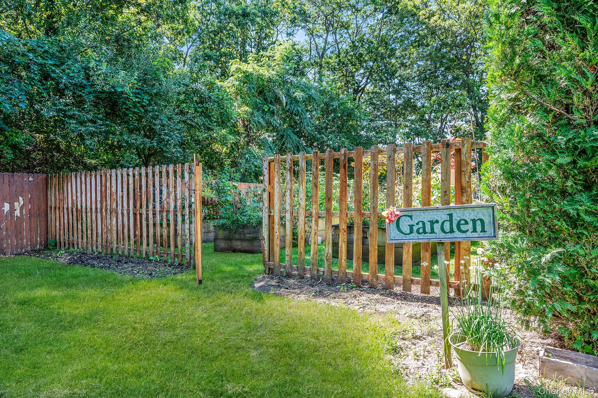 460 Old Town Road # 2J, Port Jefferson Station, NY 11776