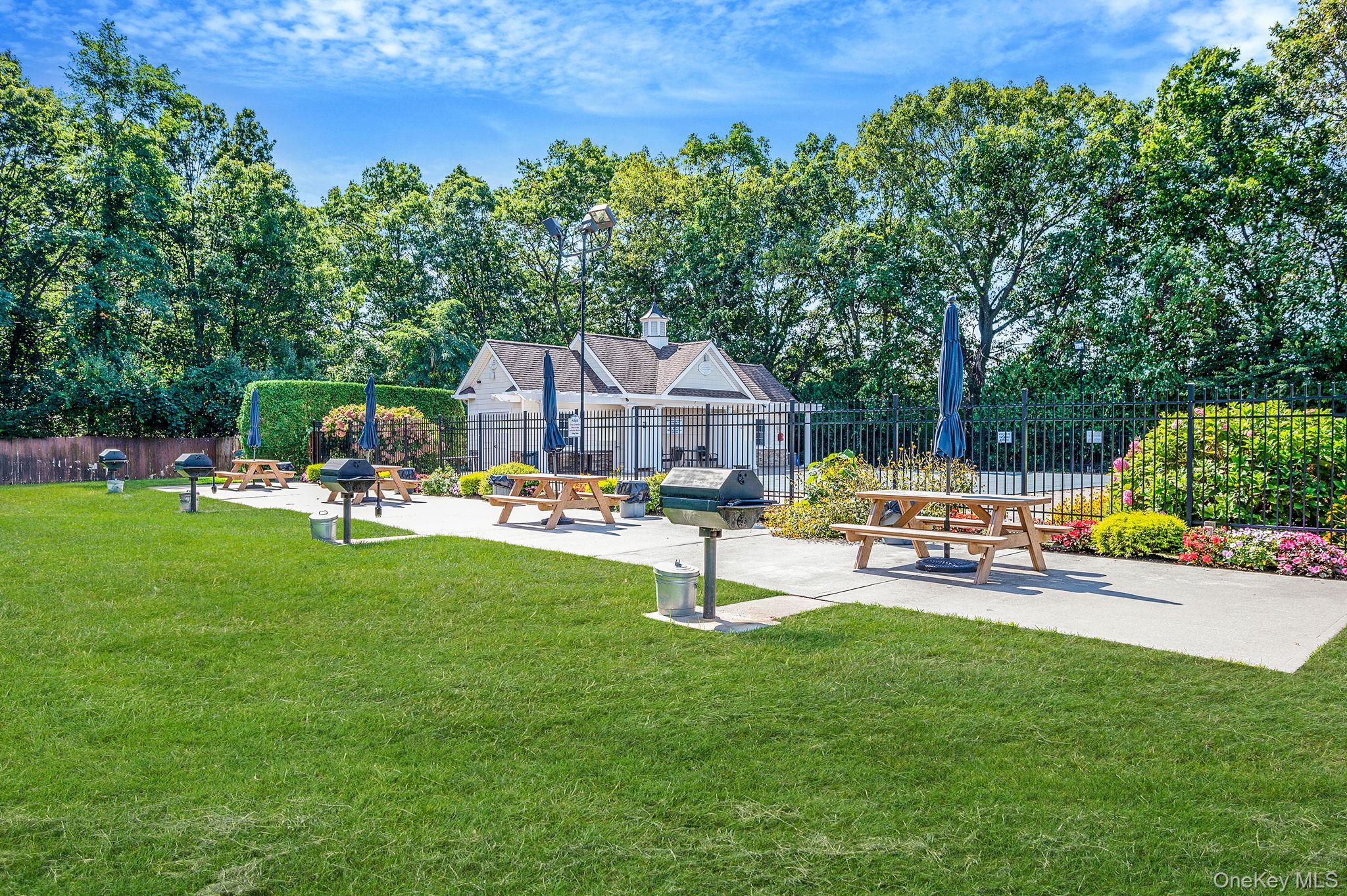 460 Old Town Road # 2J, Port Jefferson Station, NY 11776