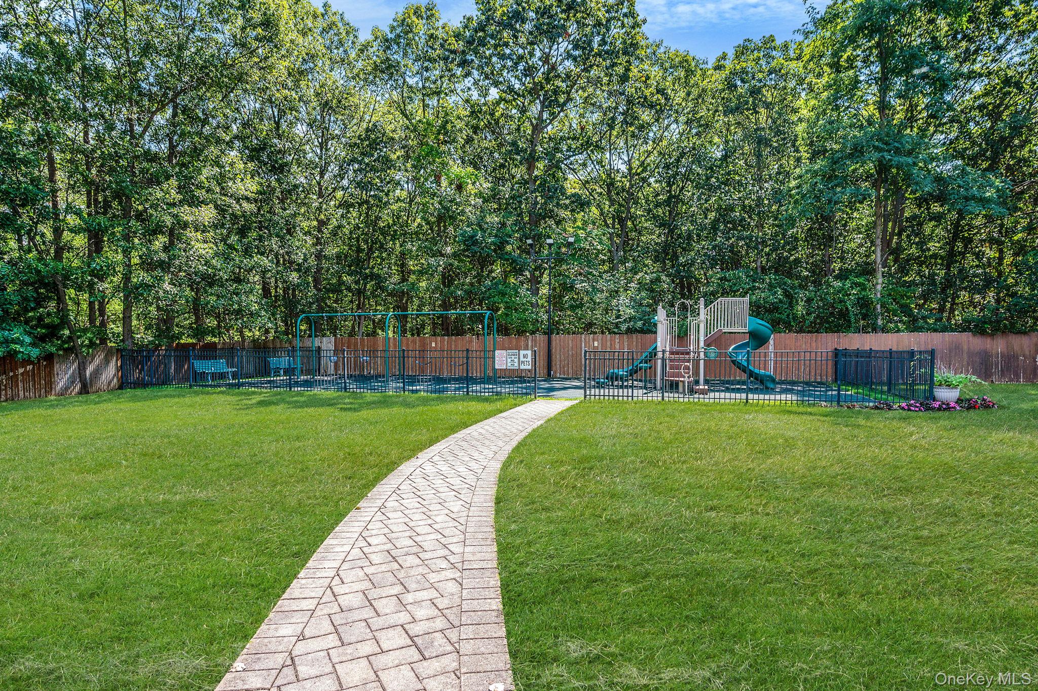 460 Old Town Road # 2J, Port Jefferson Station, NY 11776