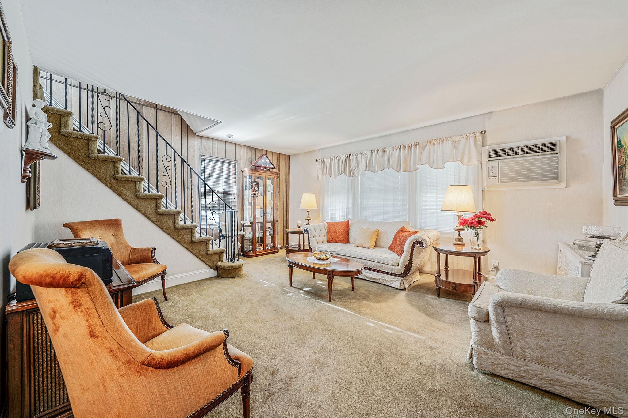 12 Hawthorne Street, Williston Park, NY 11596