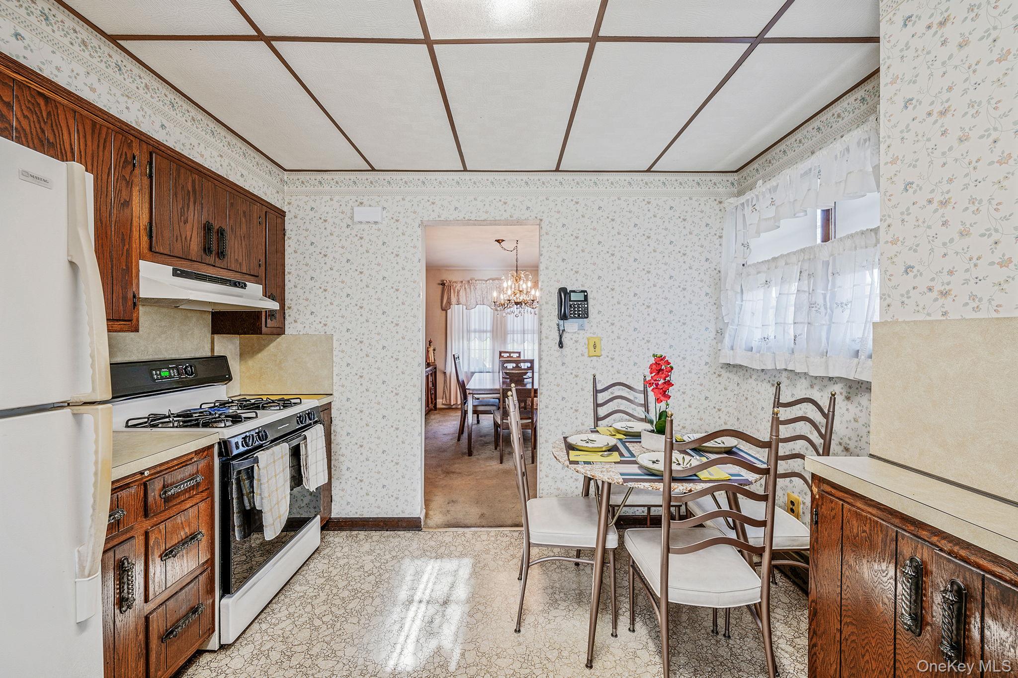 12 Hawthorne Street, Williston Park, NY 11596